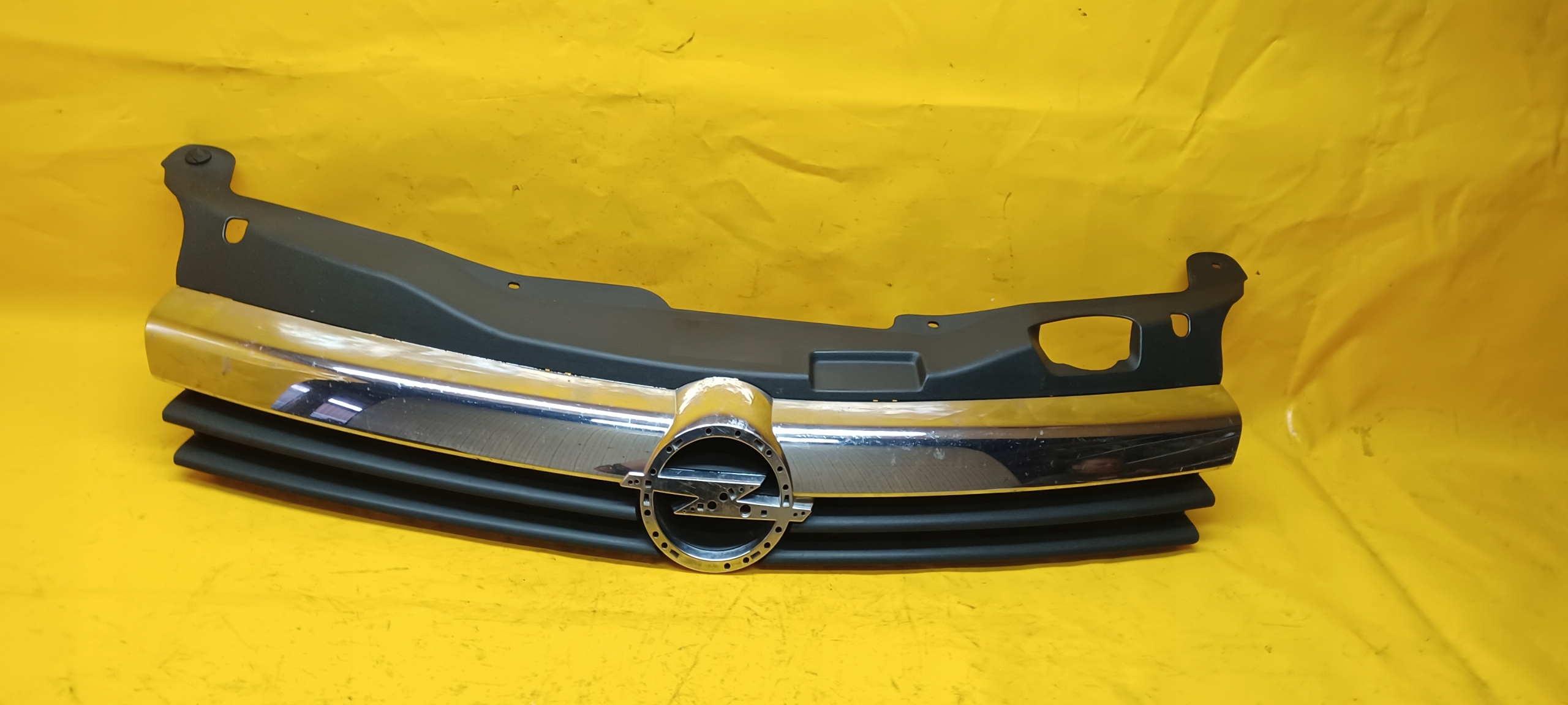 Решетка радиатора передняя ASTRA III H 13241967 04-08r