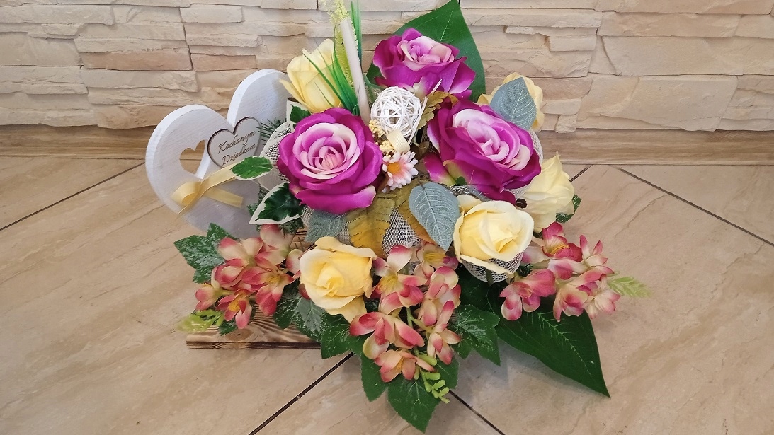 DEDYKACJA napis KOCHANEJ MAMIE, TACIE, BABCI itp. Rodzaj kwiatów różne kwiaty