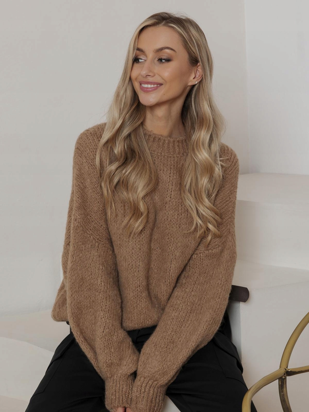 Volný dámský svetr krabicového střihu hnědý camel ELR025 pohodlný, univerzální velikost (one size)