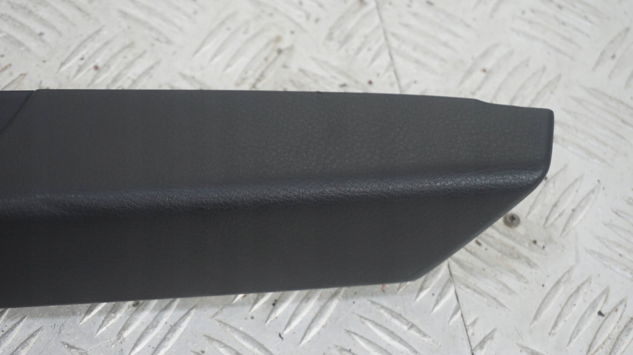 VW TOUAREG II 7P PODŁOKIETNIK DRZWI PRAWY TYŁ Typ samochodu Samochody osobowe