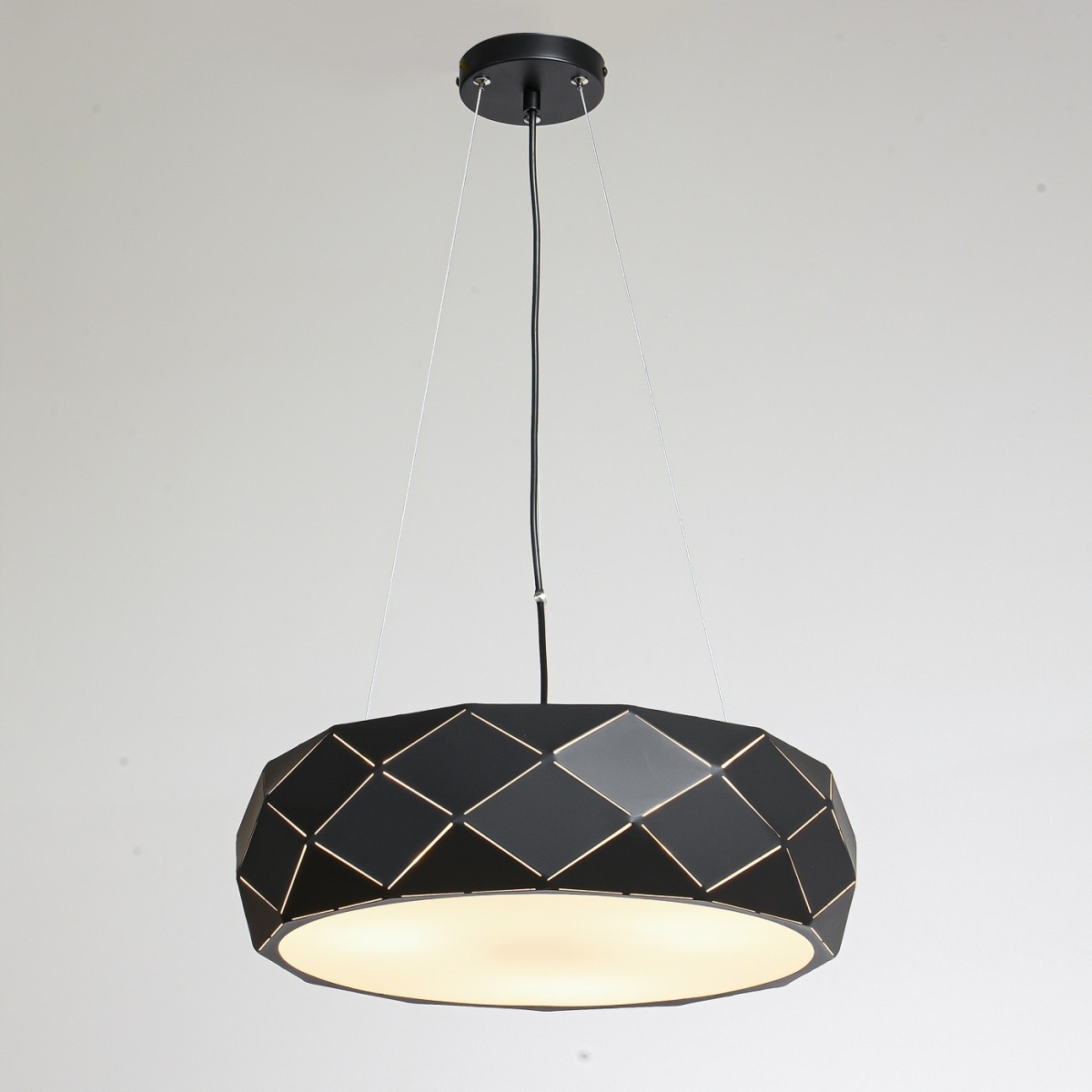 Okrúhla krásna lampa Reus ohýbaná s priehľadmi, čierna do obývačky