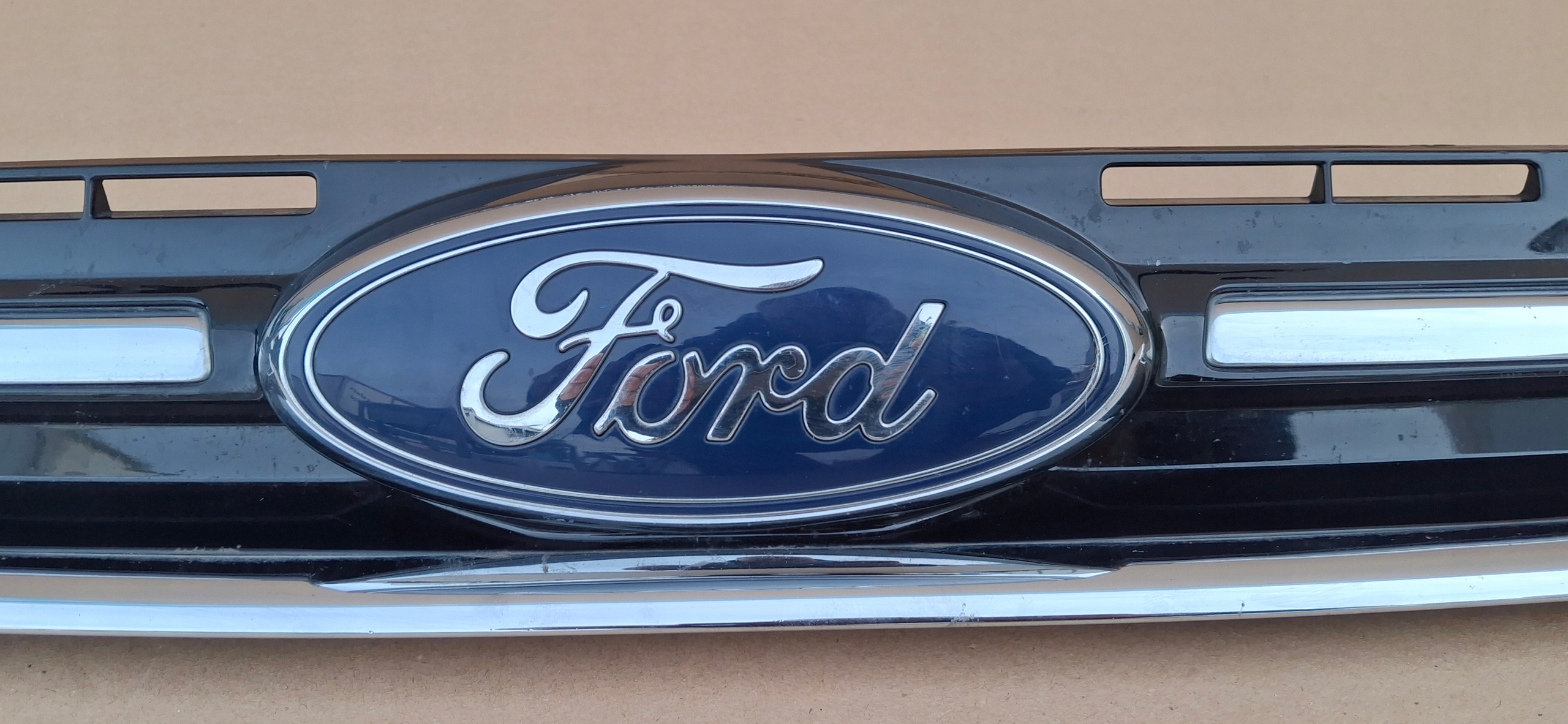 FORD KUGA MK2 ESCAPE GRILL ATRAPA CHŁODNICY EMBLEMAT CHROM CV44-8150-AEW Typ silnika Brak informacji