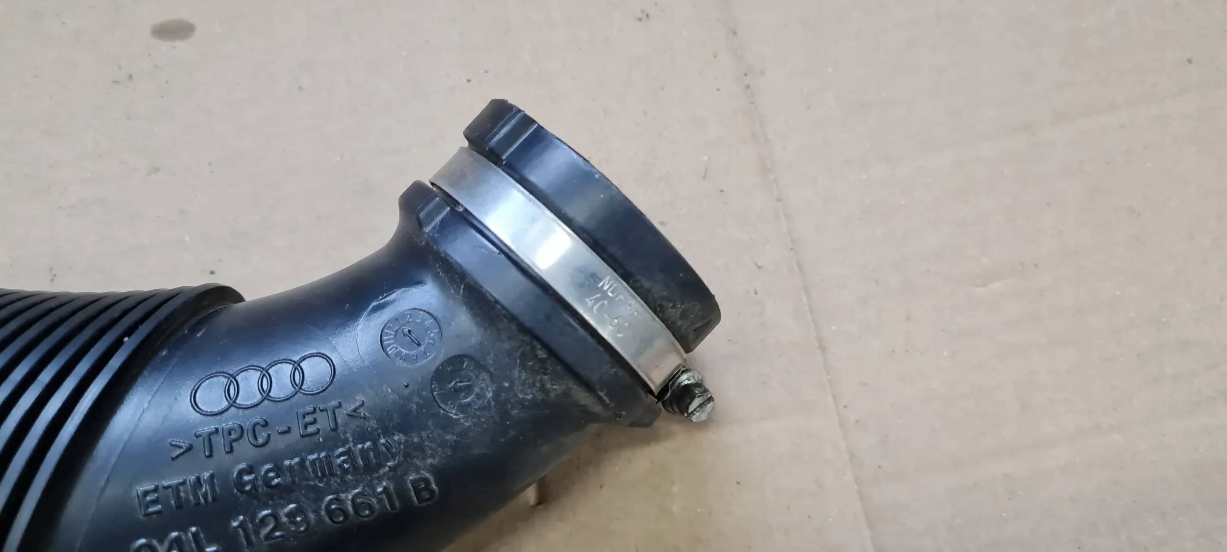 A4 B9 8W SCHLAUCH ROHR LUFT DOLOT 2.0 TDI 04L129661B