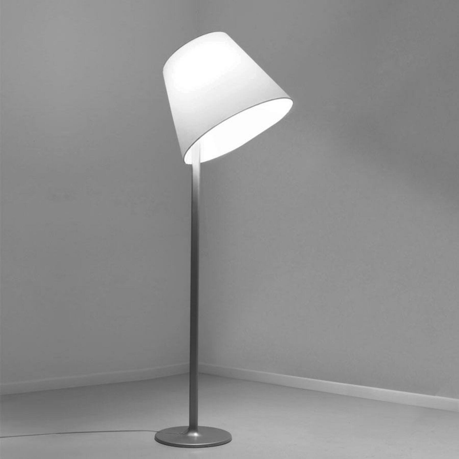 Stojanová lampa Artemide Melampo šedá, nastaviteľná, 174-217 cm