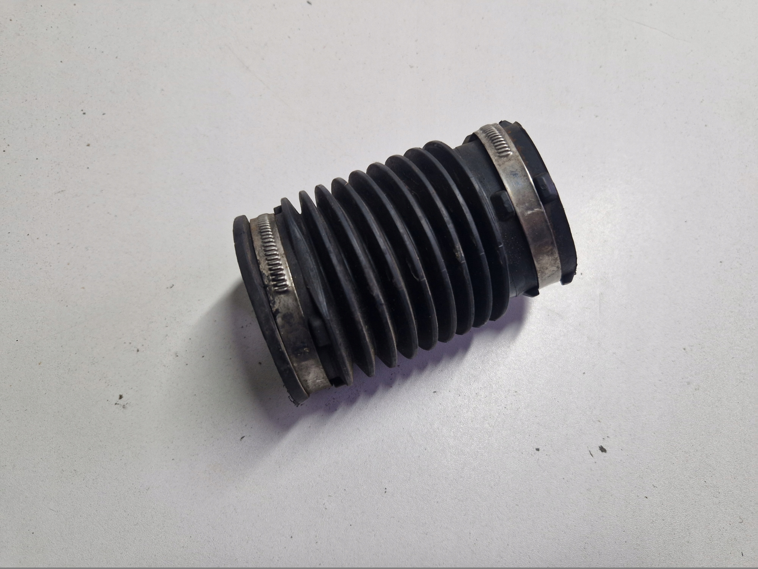 pipe air hose FIESTA MK7 AV21-9C623-CC