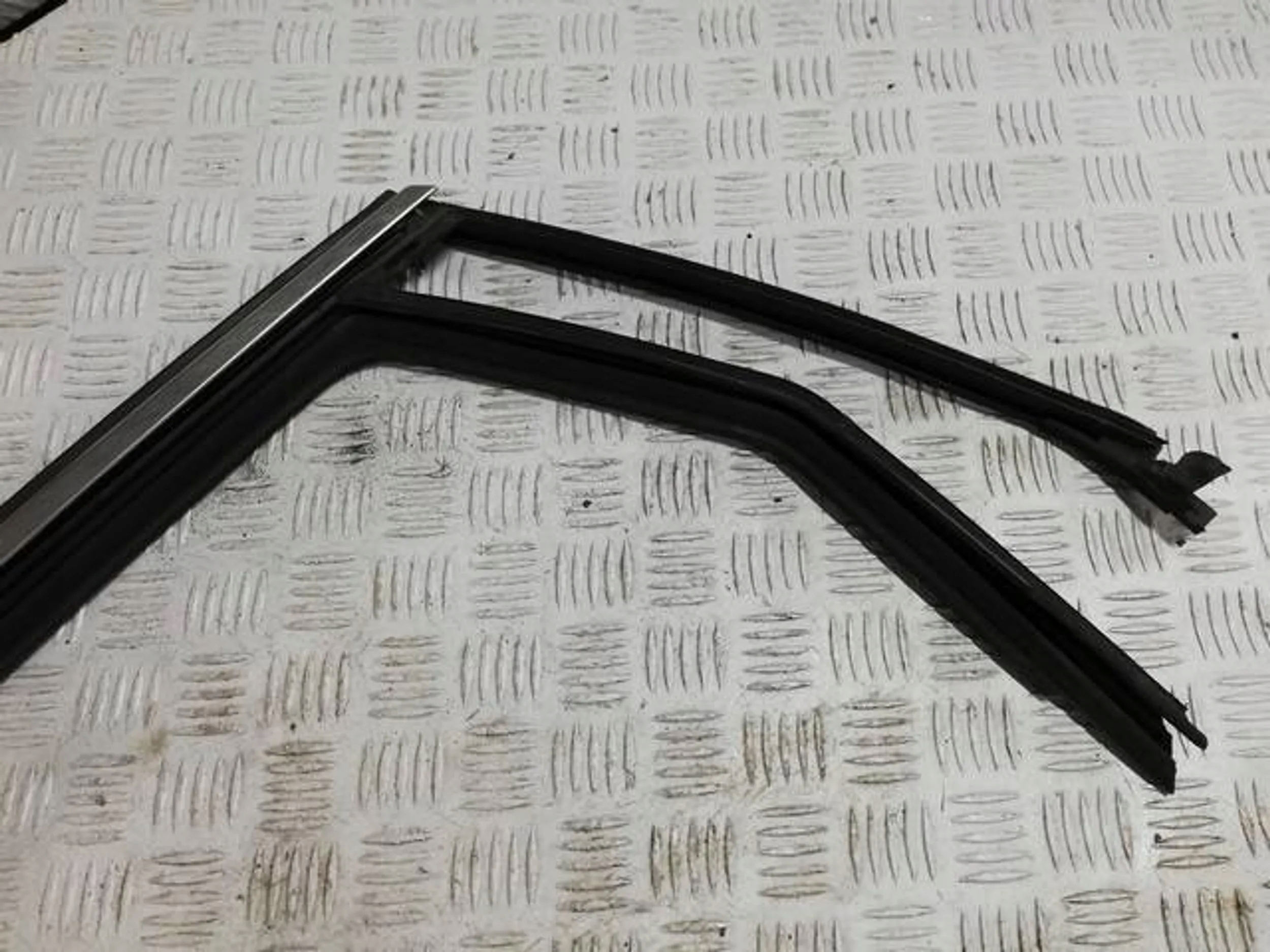 PEUGEOT 308 T9 SW CHROM USZCZELKA DRZWI LEWY TYŁ Typ samochodu Samochody osobowe