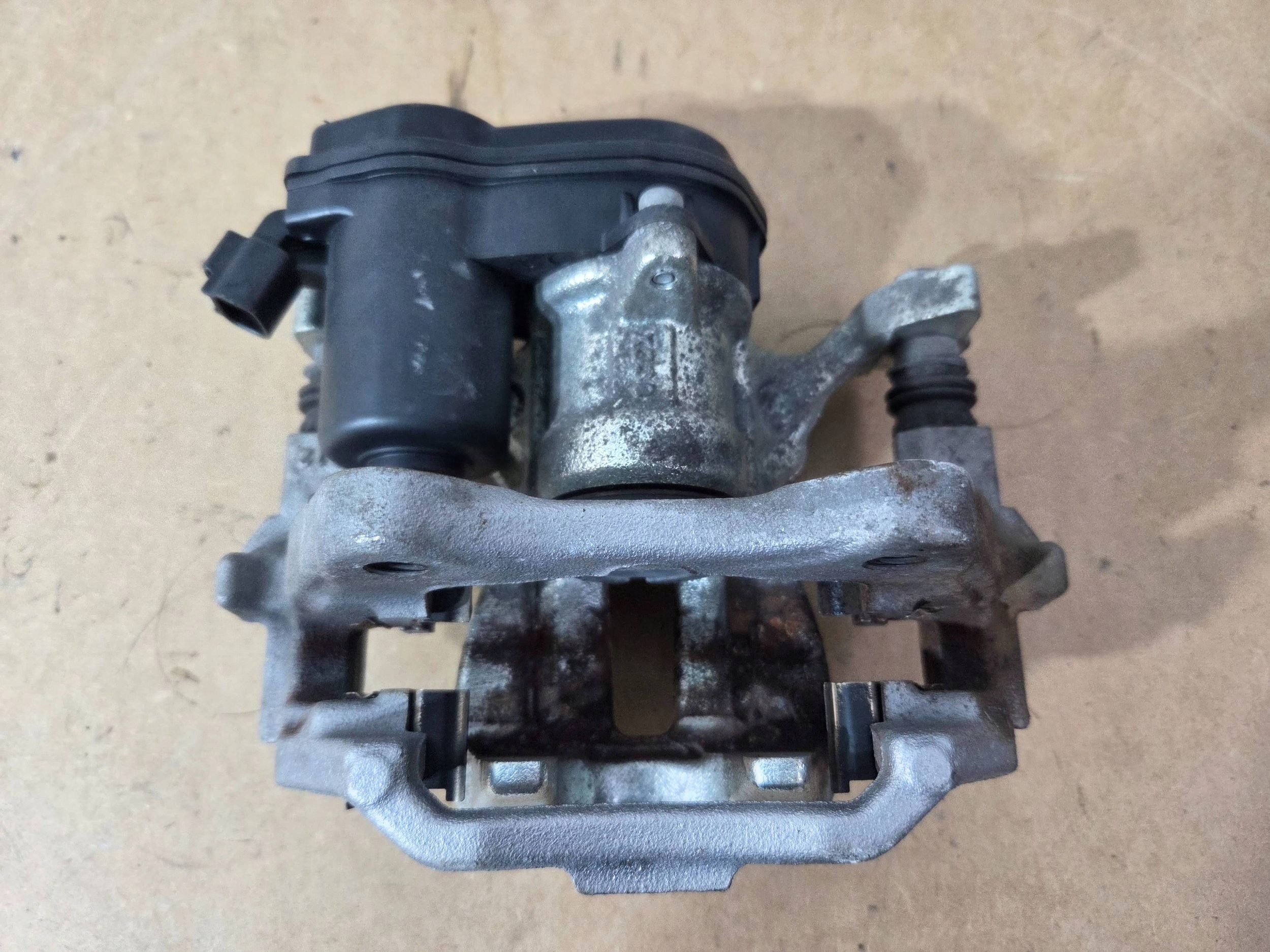 Toyota Corolla E210 E21 caliper brake rear right F394 (B767)