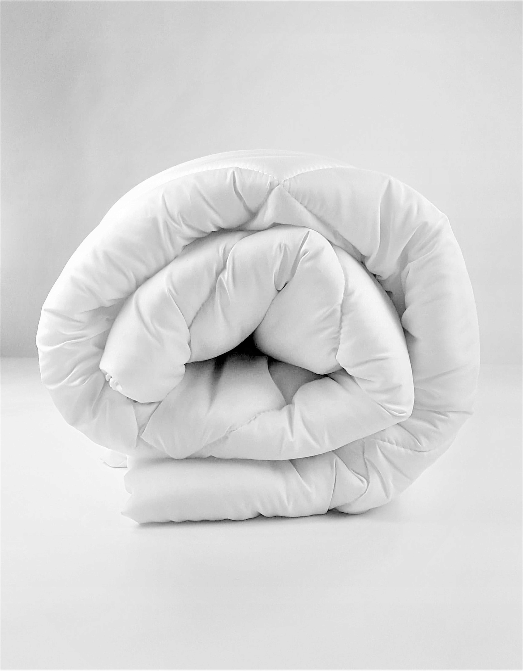 KOŁDRA CAŁOROCZNA ANTYALERGICZNA CIEPŁA KOMFORTOWA PIKOWANA 180X200 Marka Koney