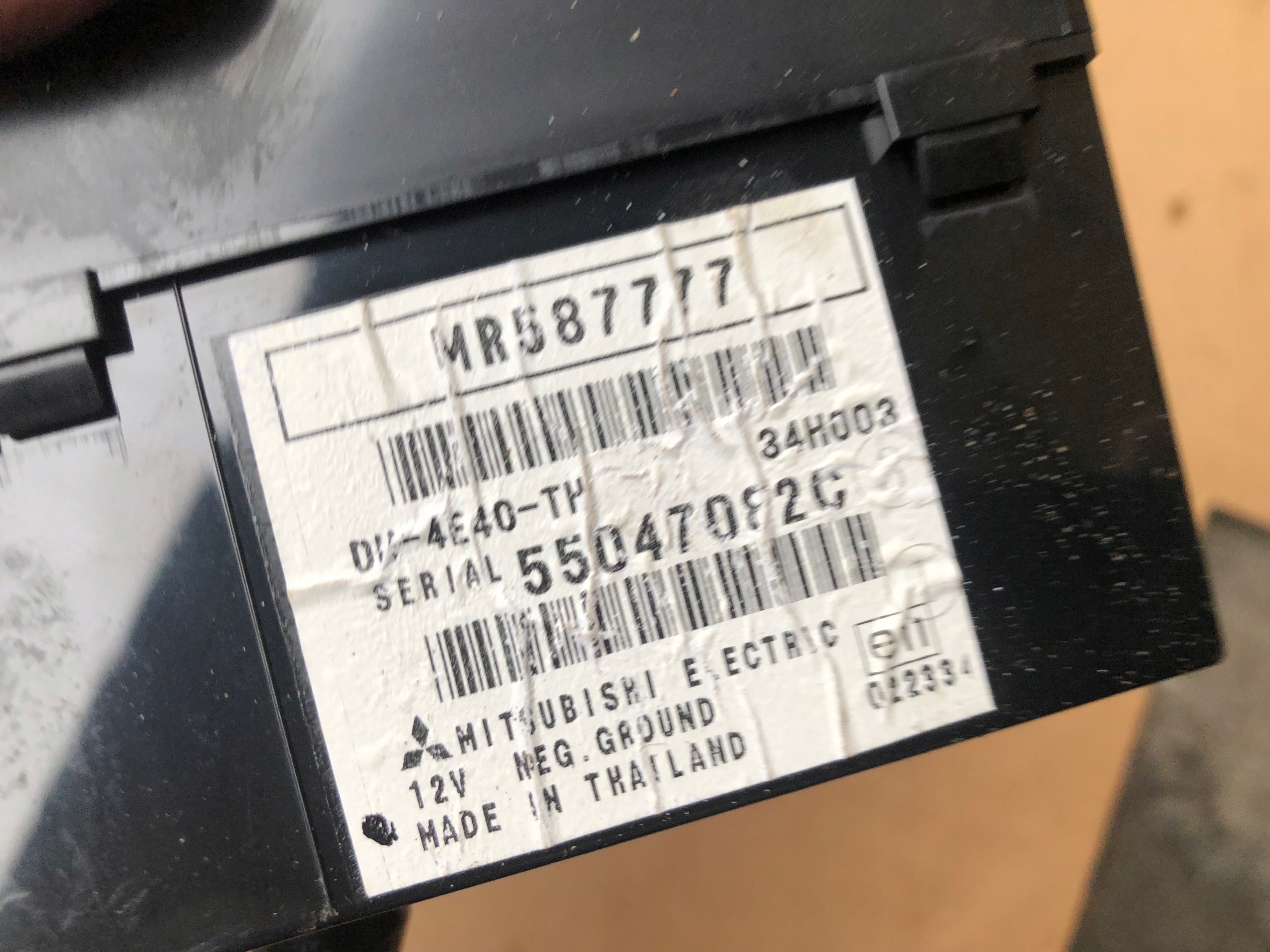 WYŚWIETLACZ EKRAN MITSUBISHI COLT CZ30 MR587777 Numer katalogowy części WYŚWIETLACZ EKRAN MITSUBISHI COLT CZ30 MR587777