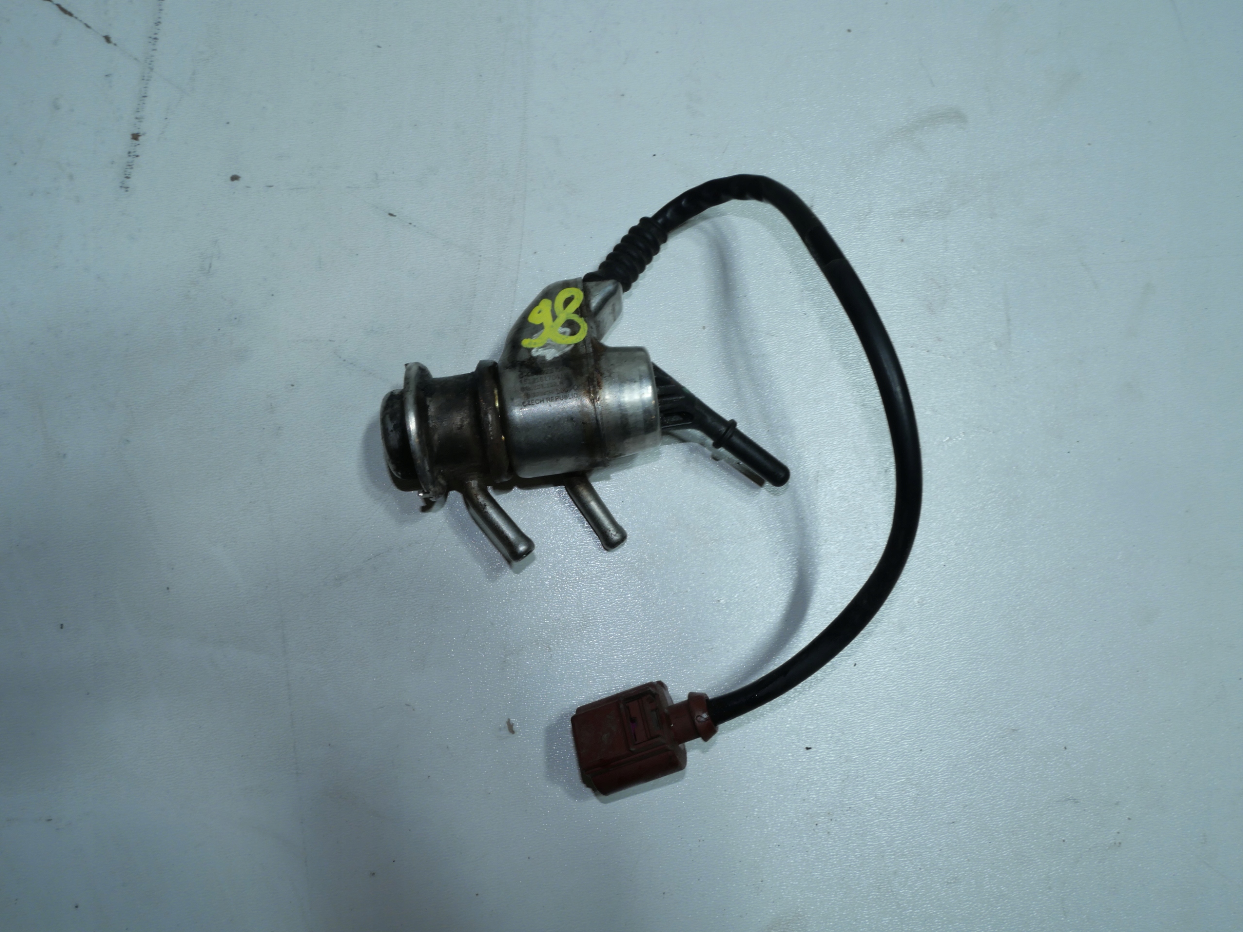 04L131113R Wtryskiwacz adblue VW Caddy III 2,0 TDI