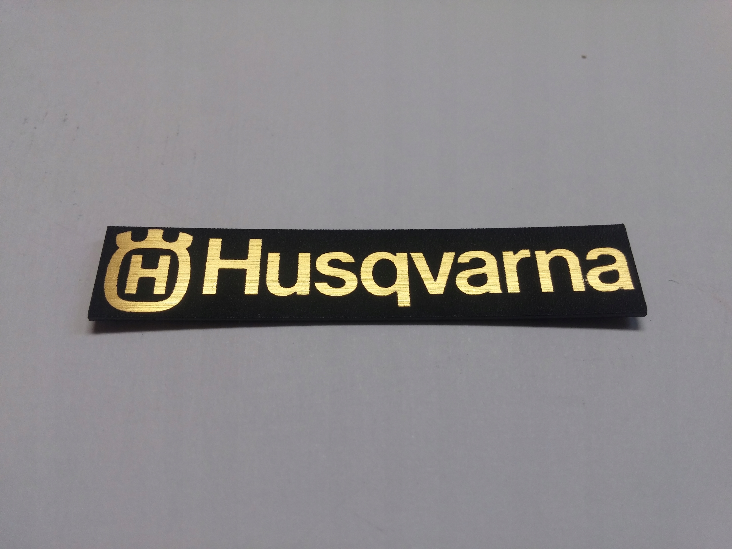 

Husqvarna naklejka emblemat 58 x 11 mm*ZŁOTA