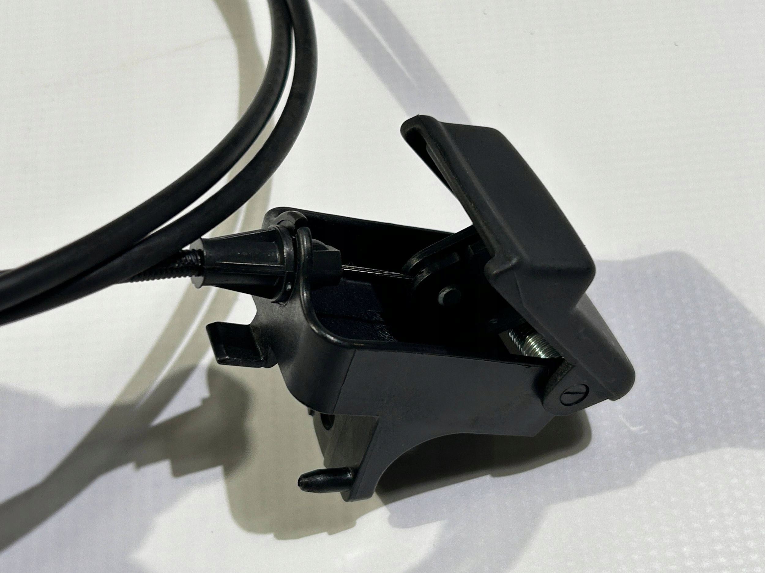 Câble Levier pour l’ouverture du capot Ford Explorer V 2011