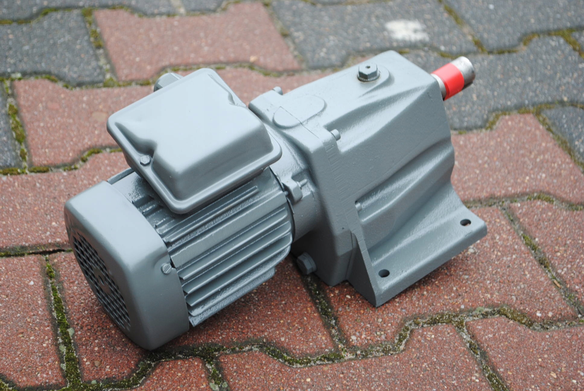 Motoreduktor 0.18kw. 100obr./min.. Firmy VEM Kod producenta 5736577019