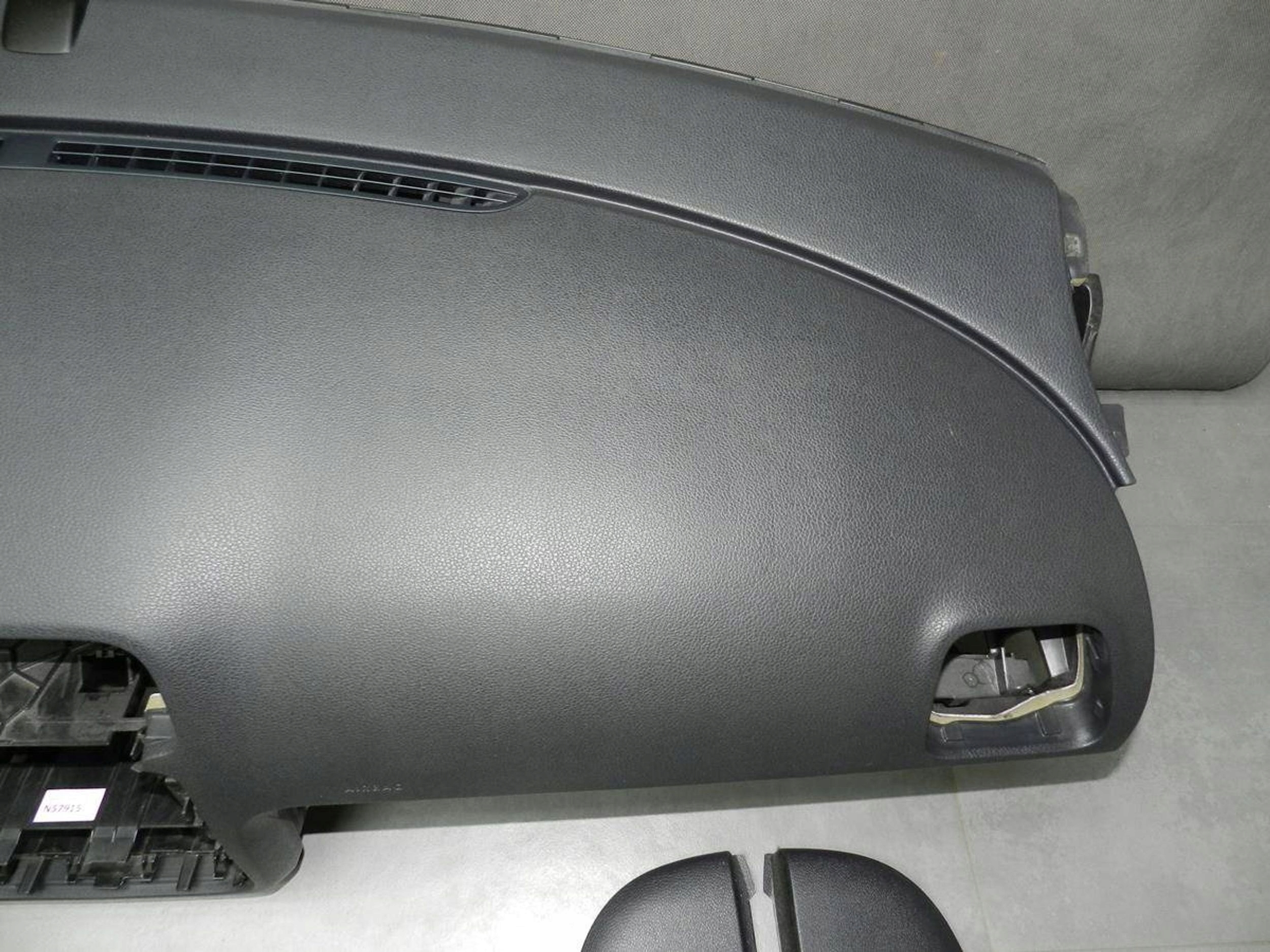 VW Eos dashboard cockpit airbags tension belts