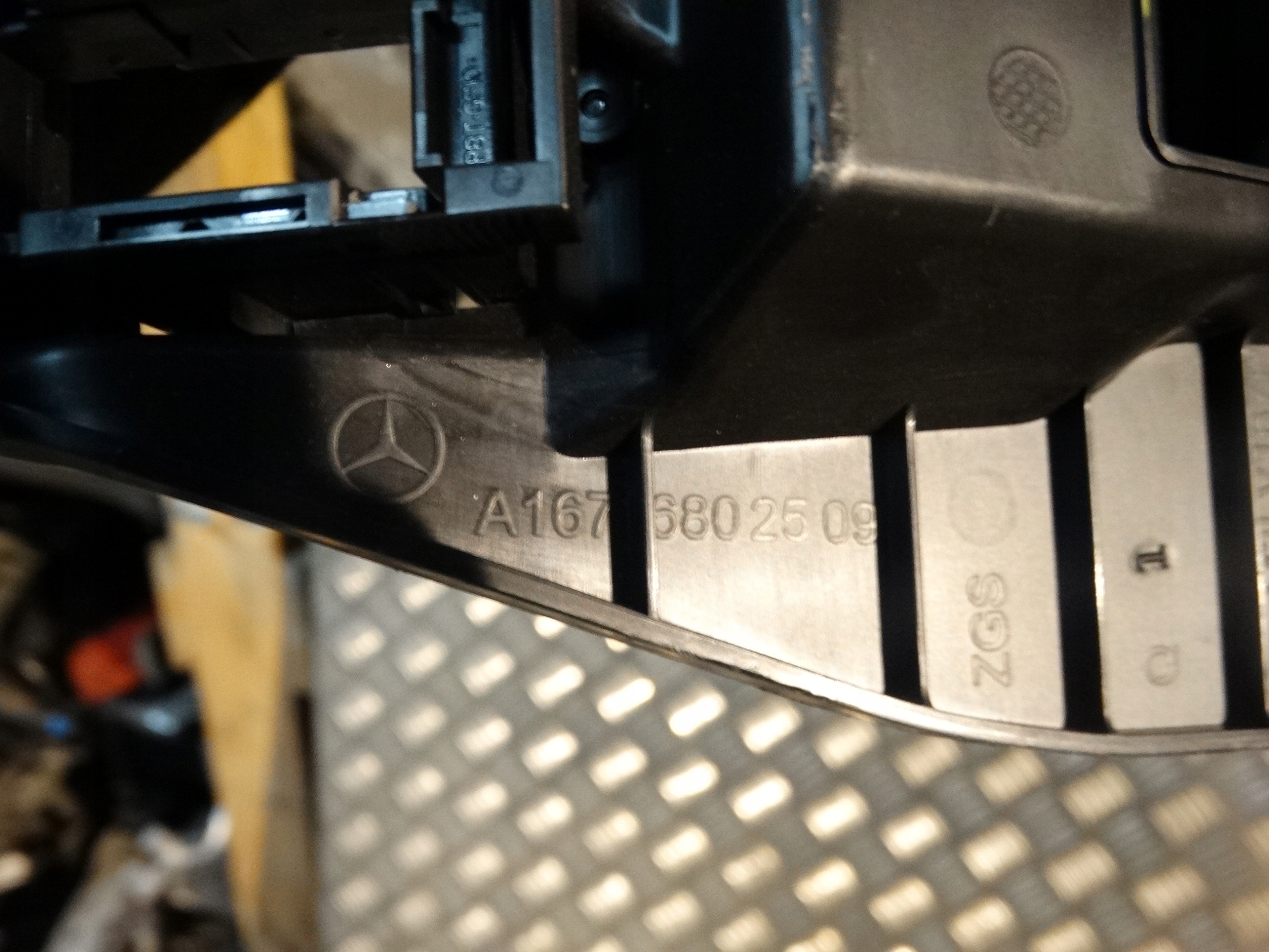 IDEALNA Blende Abdeckung unter KONSOLE MERCEDES W167 1