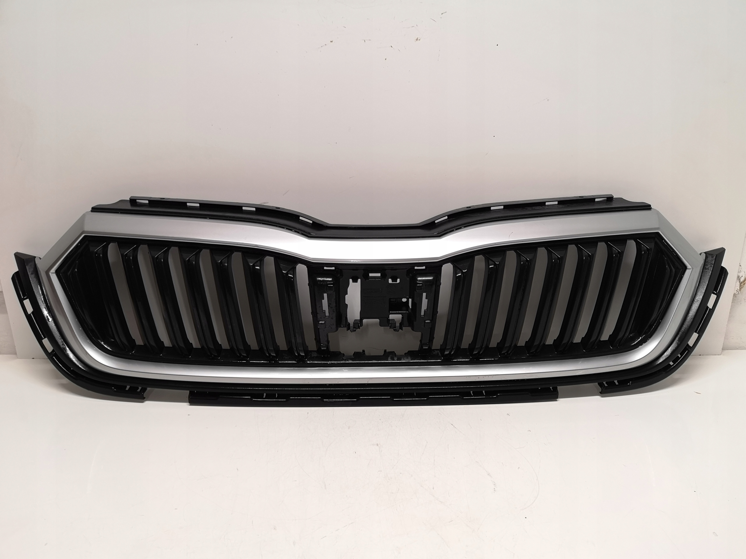 SKODA OCTAVIA IV 4 19- GRILL CZARNY + RAMKA SATYNA