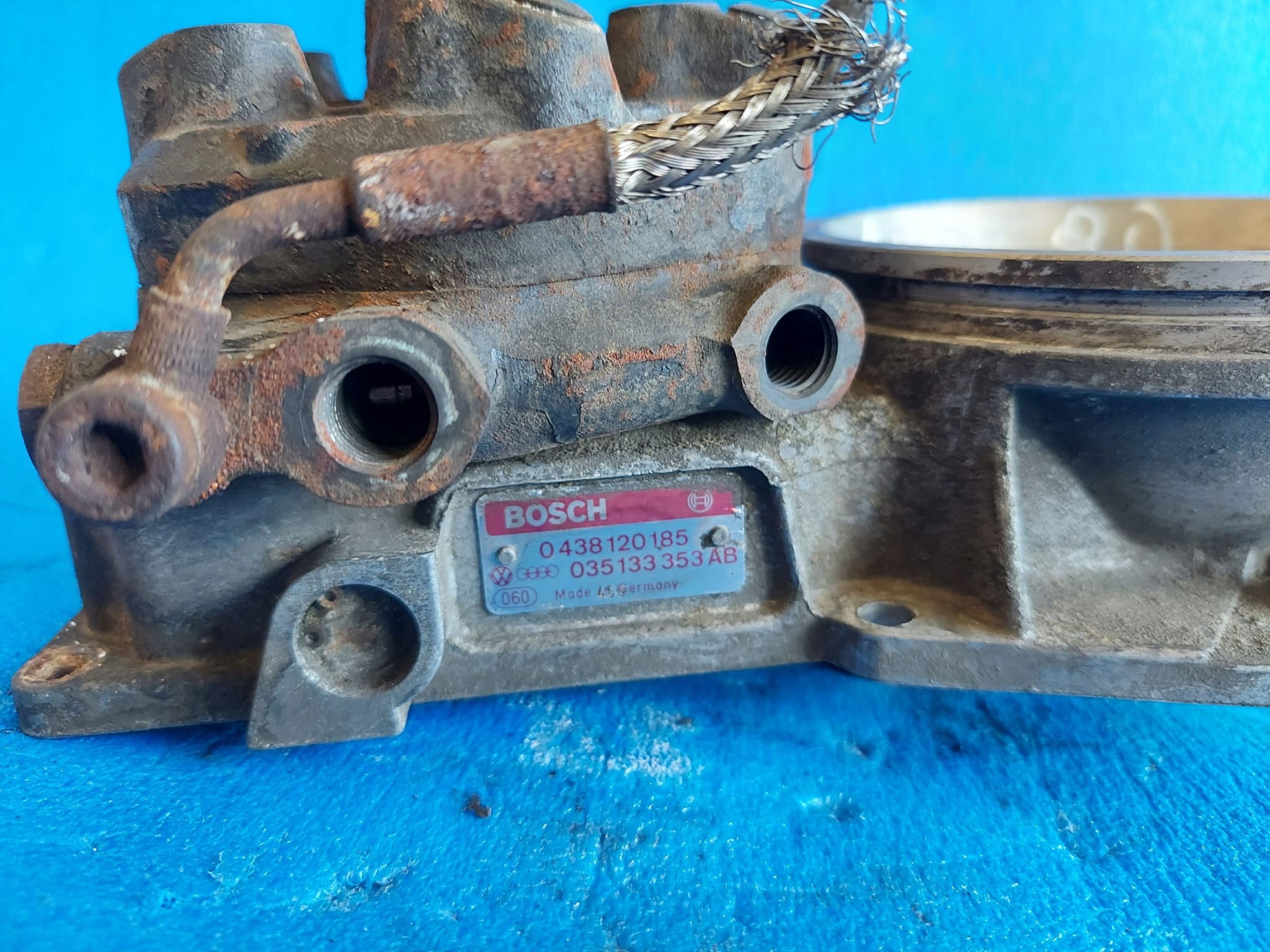 ROZDZIELACZ PALIWA AUDI 90 0438120185 BOSCH Part number 0438100125