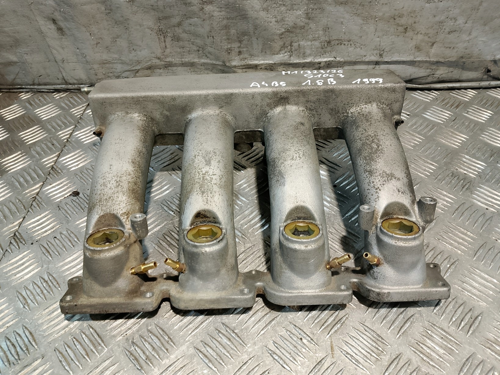 intake manifold DOLOTOWY AUDI A4 B5 1.8 B 06B133223D