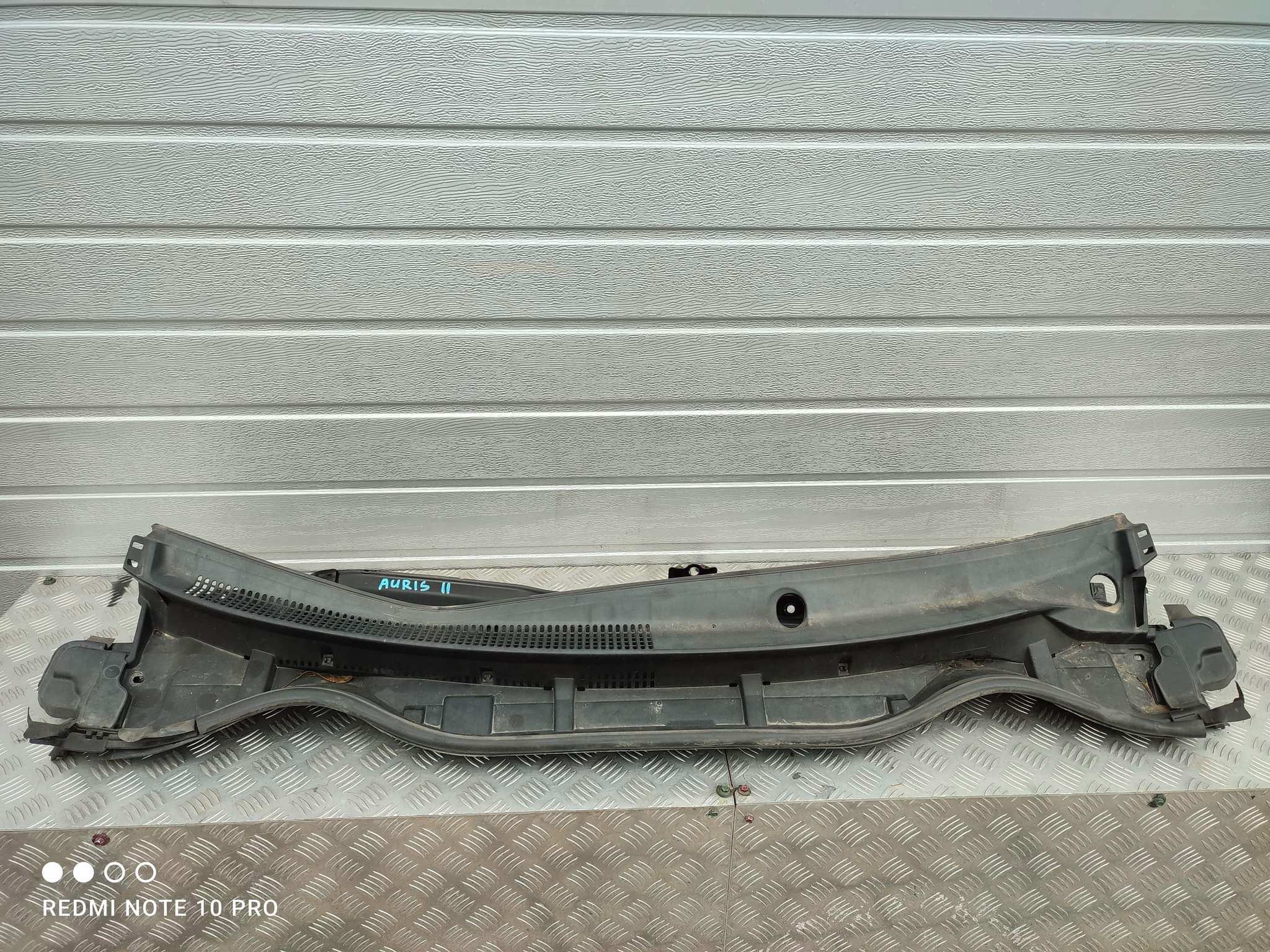 TOYOTA AURIS II ОБЛИЦОВАН МЕТАЛЛОМ