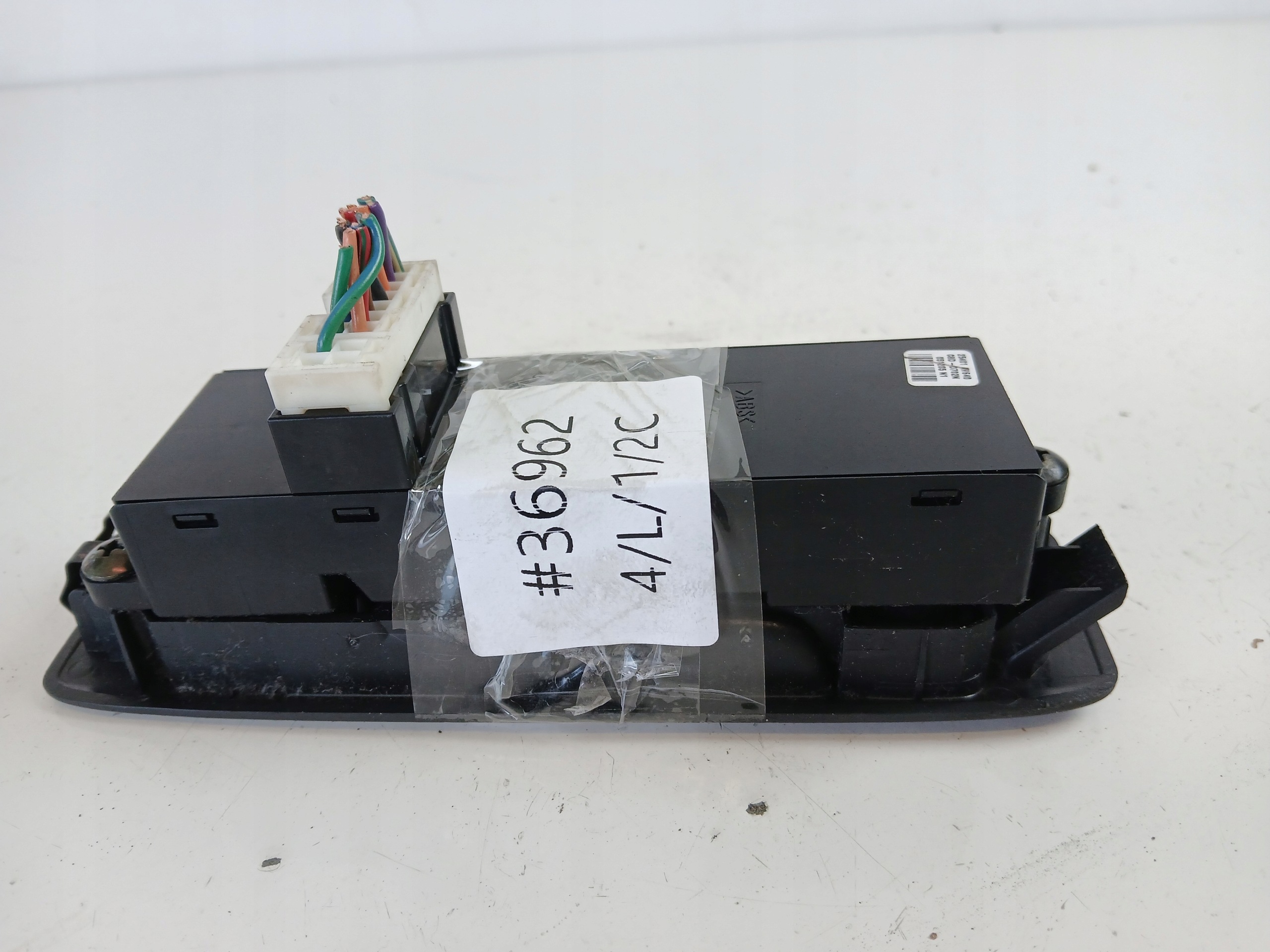NISSAN PRIMERA P12 PANEL okna levý předek 25401AV640