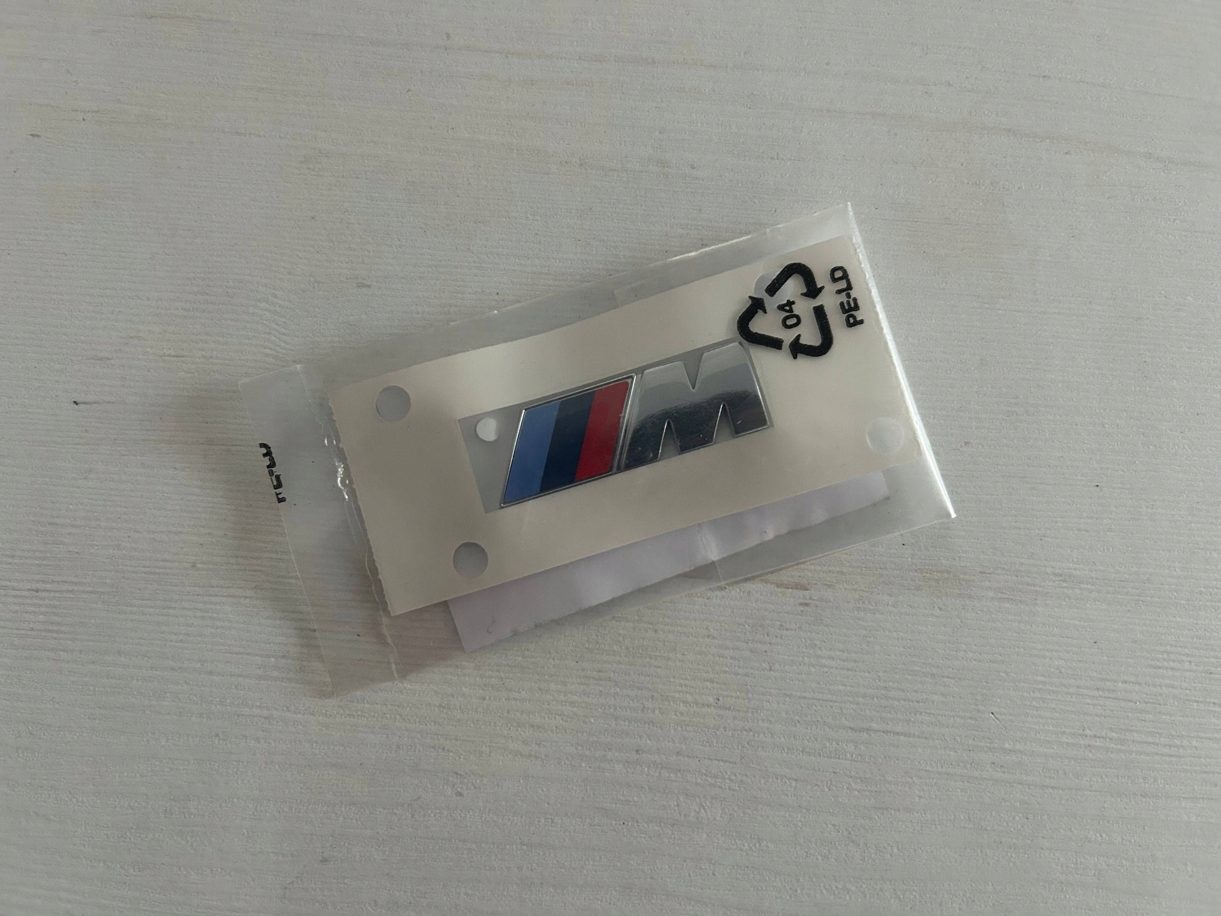 Bmw F10N F11N F13 F21 F30 F32 F36 G01 G02 G11 G20 Emblém Blatníka M Oe