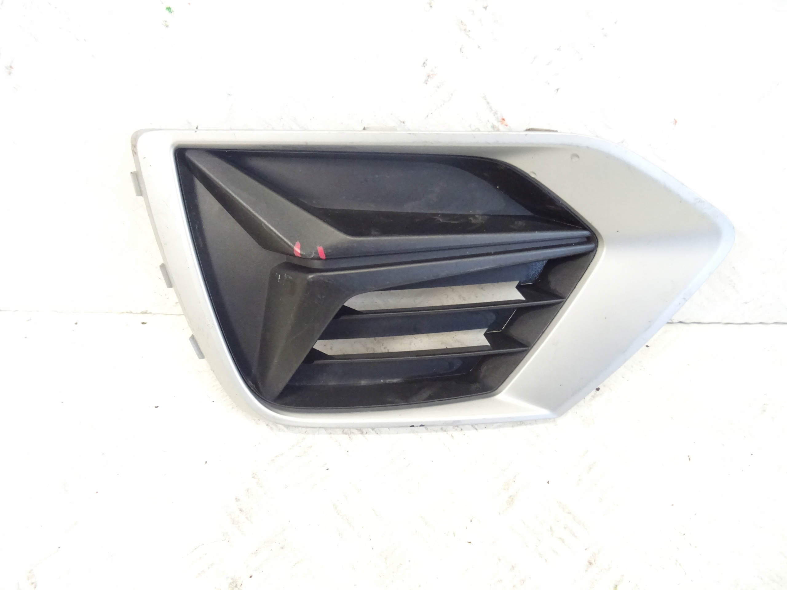 grid of a bumper front front left AUDI Q3 83A 83A807681B