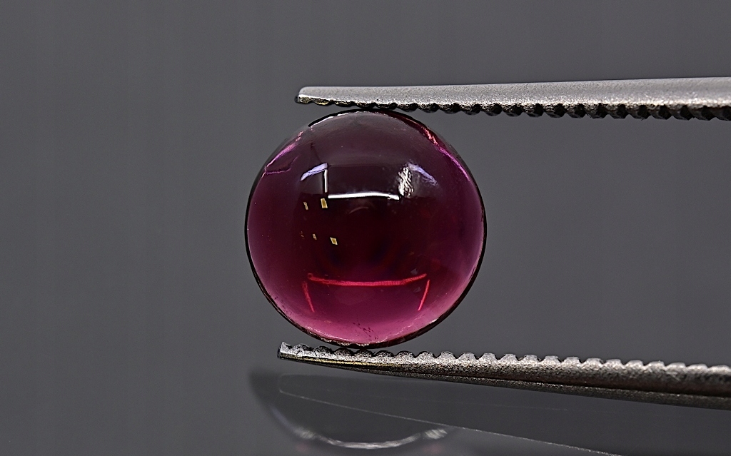 Turmalín kulatý kabošon fi 7,5 mm