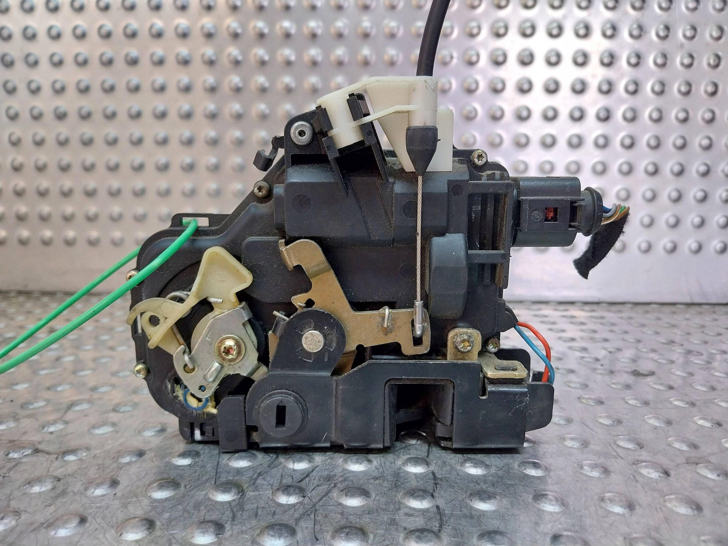lock door left rear part 1J4839085E VW GOLF IV BORA 6PIN