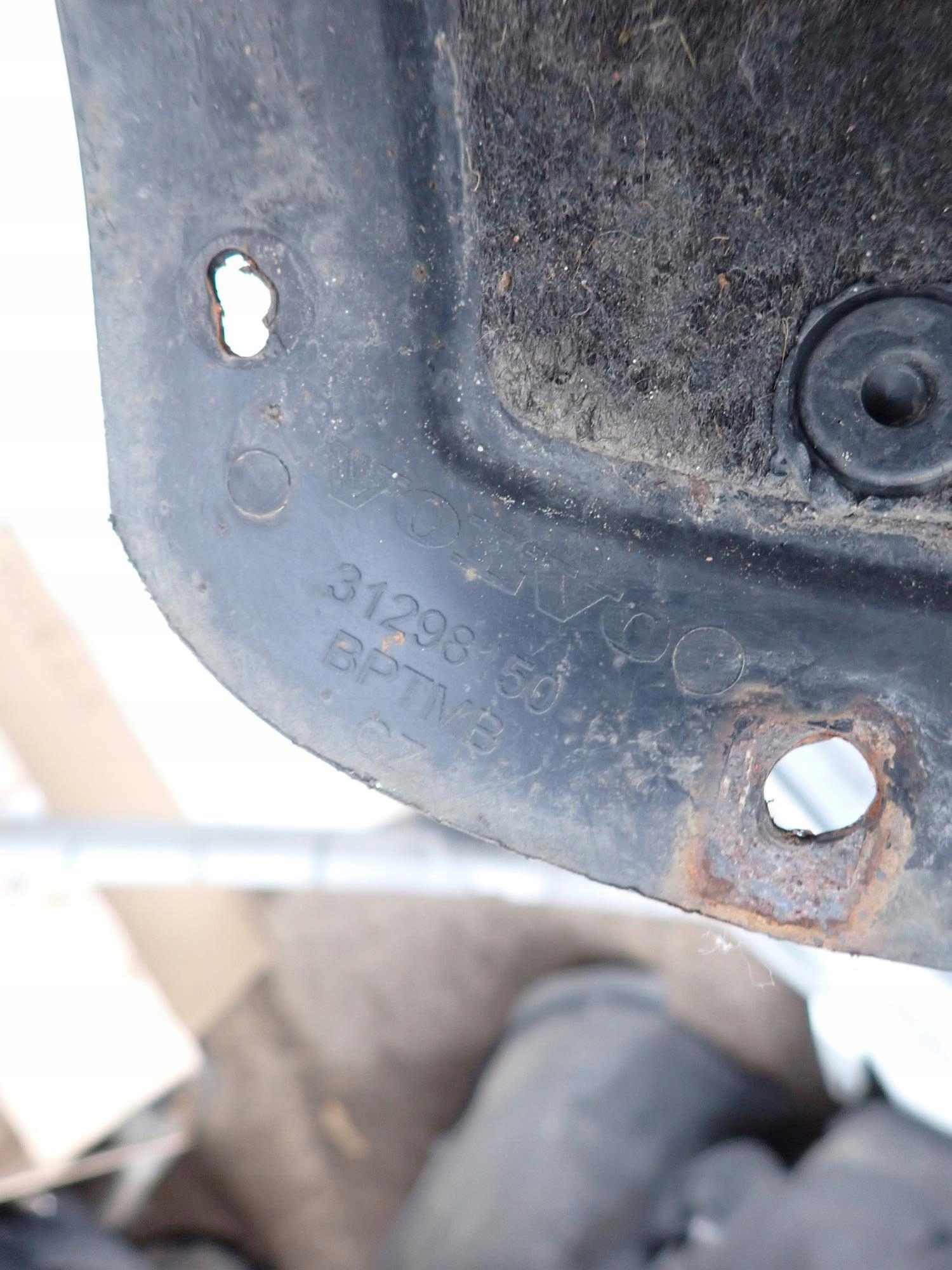 VOLVO XC60 and 1 08-17 mudguard front front left