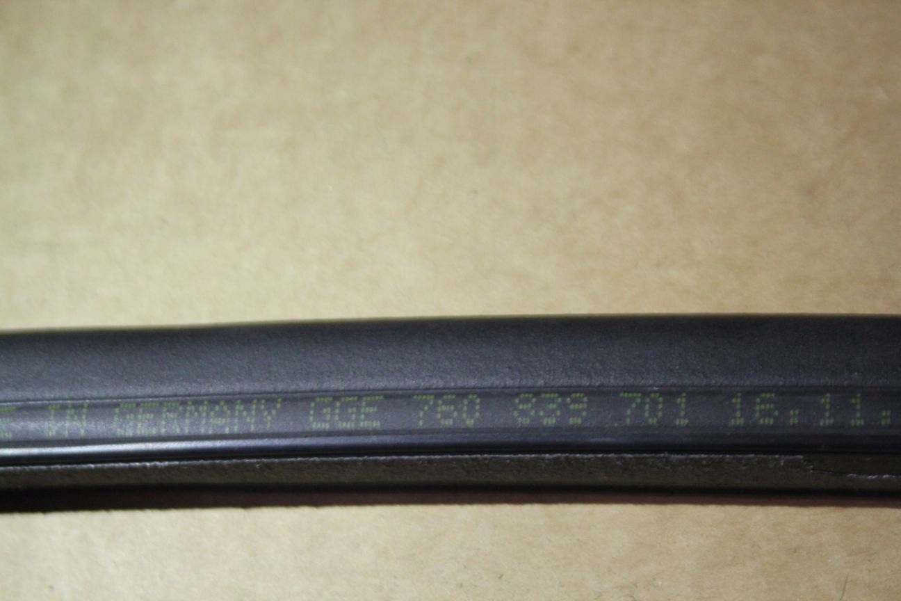 USZCZELKA DRZWI TYL LEWY VW TOUAREG III 760839701 Part number 760839701