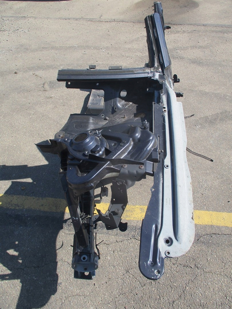 PODŁUŻNIC ĆWIARTKA AUDI A8 4E0 LEWA Producent części Inny