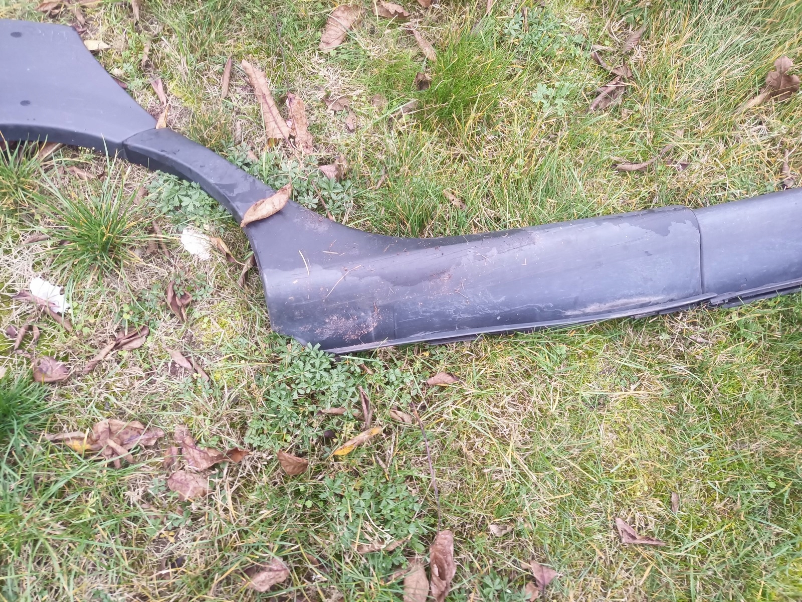 LISTWA NAKŁADKA PROGU BŁOTNIKA PRAWA SCENIC I RX4 Kolor czarny