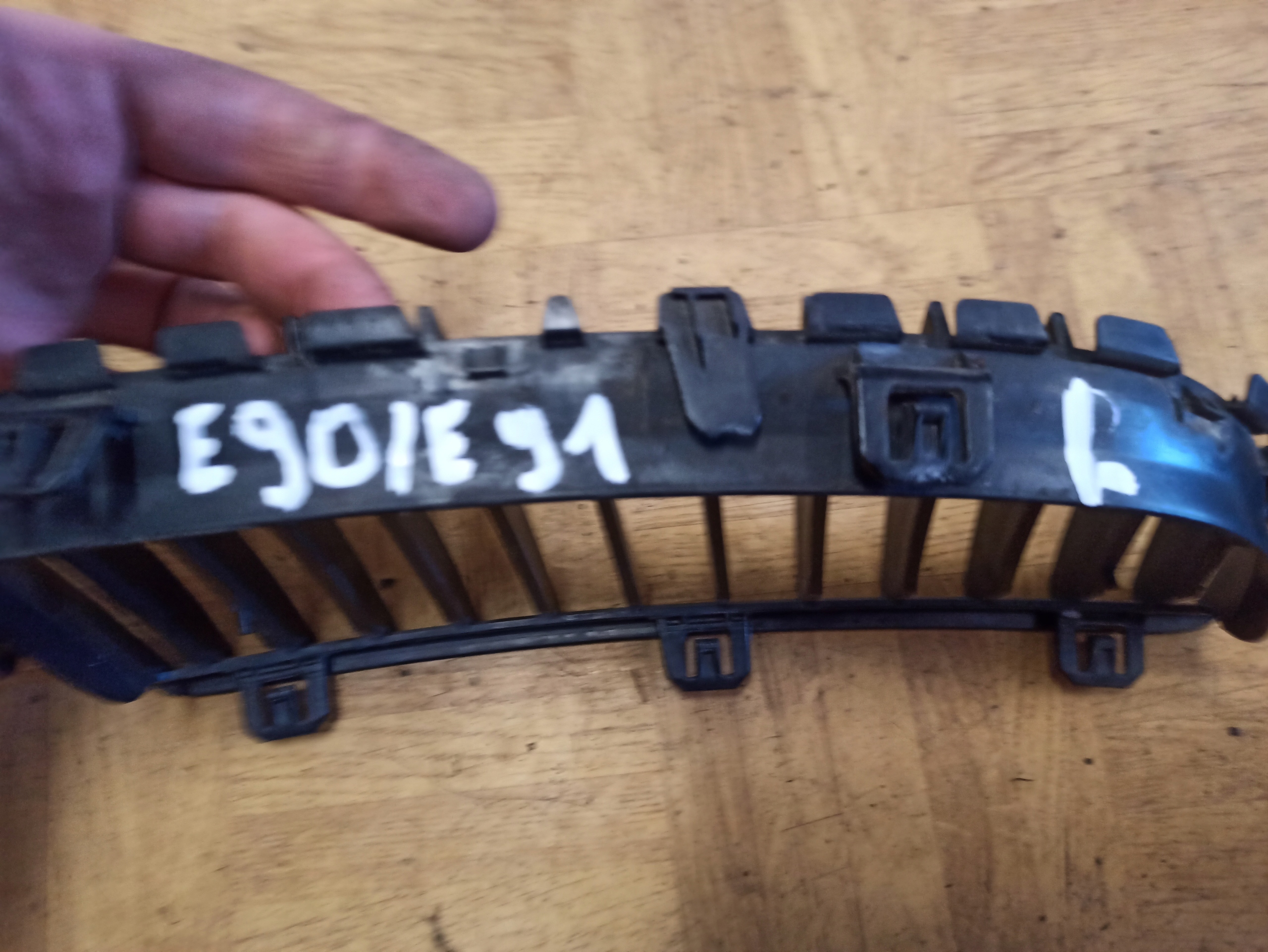 bubreg maska desna BMW E90 E91 7120008