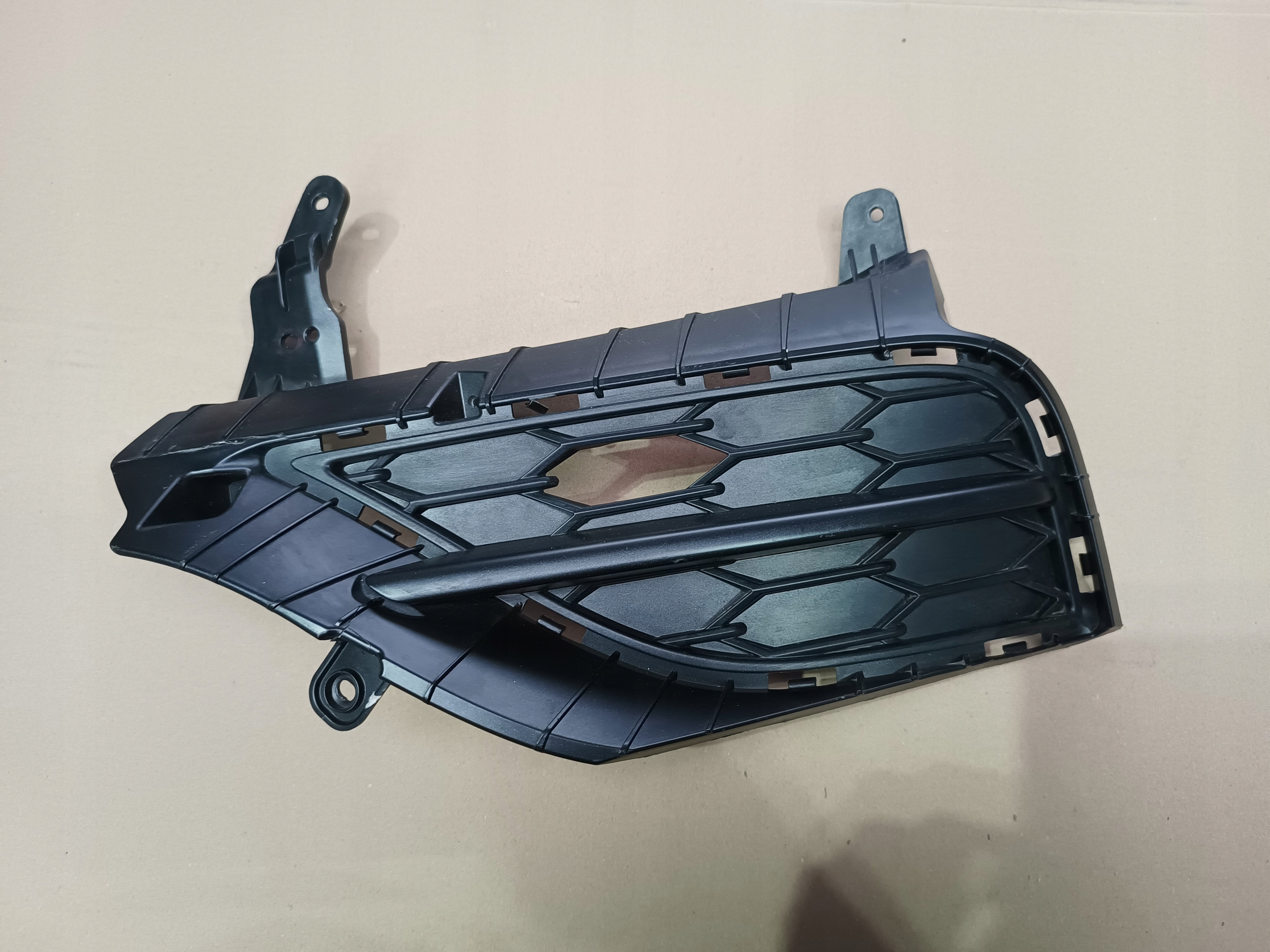 86695-J9NA0 - HYUNDAI KONA LIFT N-LINE - решетка бампера задний правый