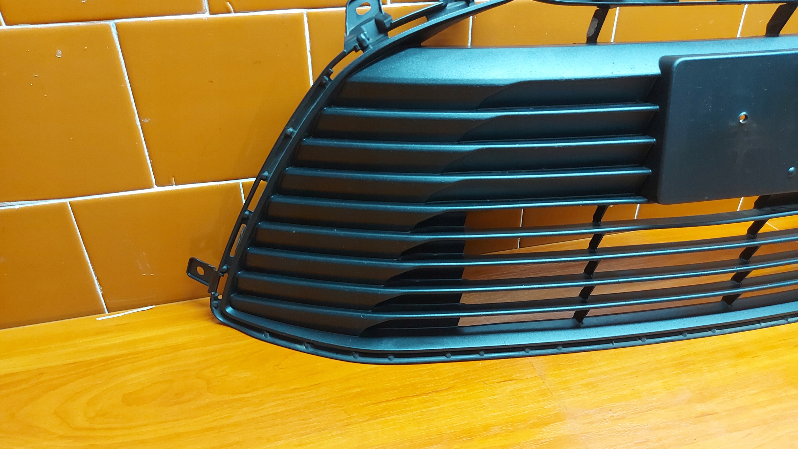 grid of a bumper central front front TOYOTA COROLLA E21 sedan 19