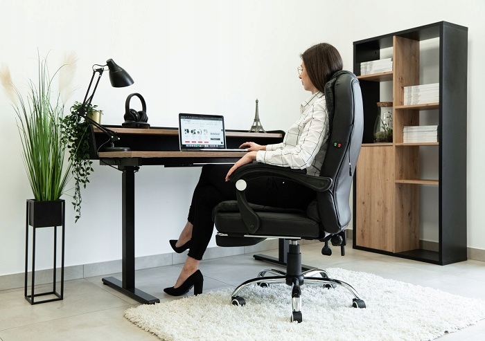 FOTEL BIUROWY OBROTOWY KRZESŁO BIUROWE MASAŻ PODNÓŻEK SIMO CZARNY + GRATIS Szerokość mebla 62 cm