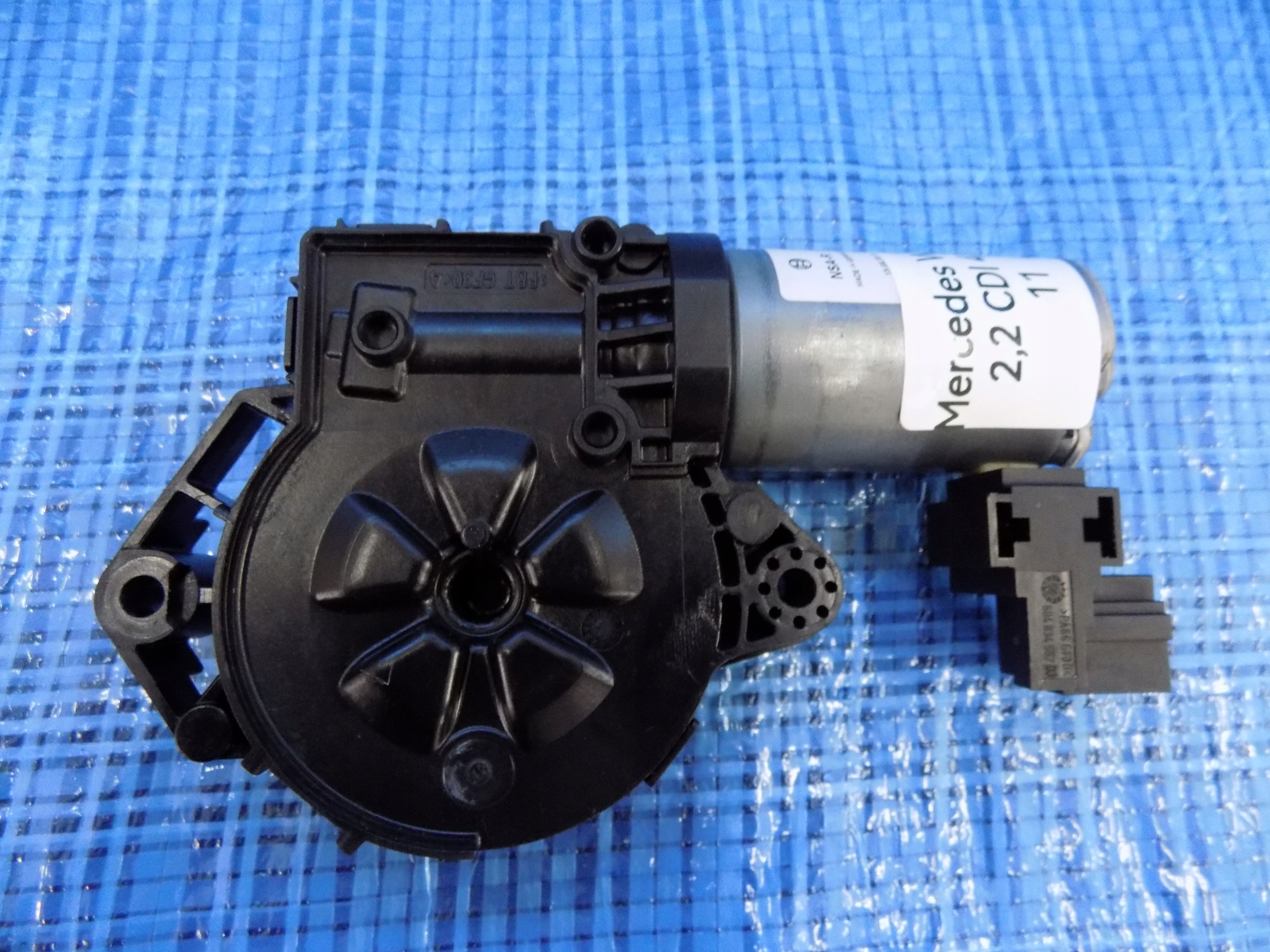 0390200101 - Двигун люка MERCEDES W176 2,2 CDI