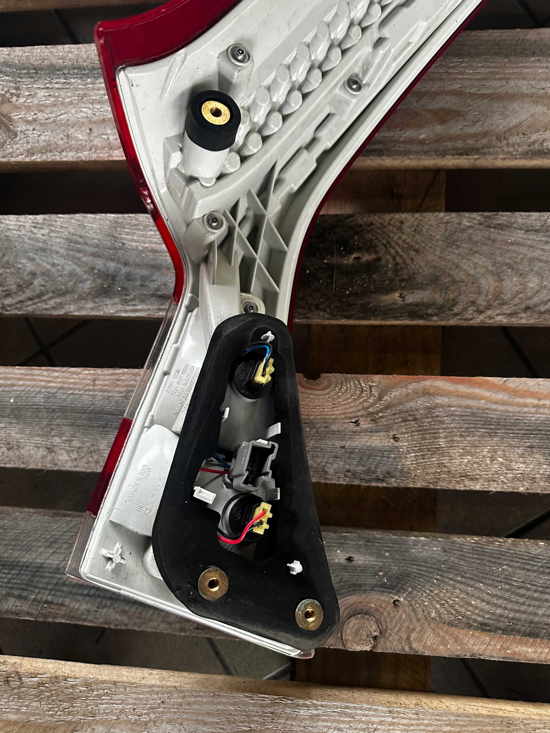 LAMPA PRAWY TYŁ PRAWA VOLVO V70 III XC70 II 31395924 Producent części Volvo OE