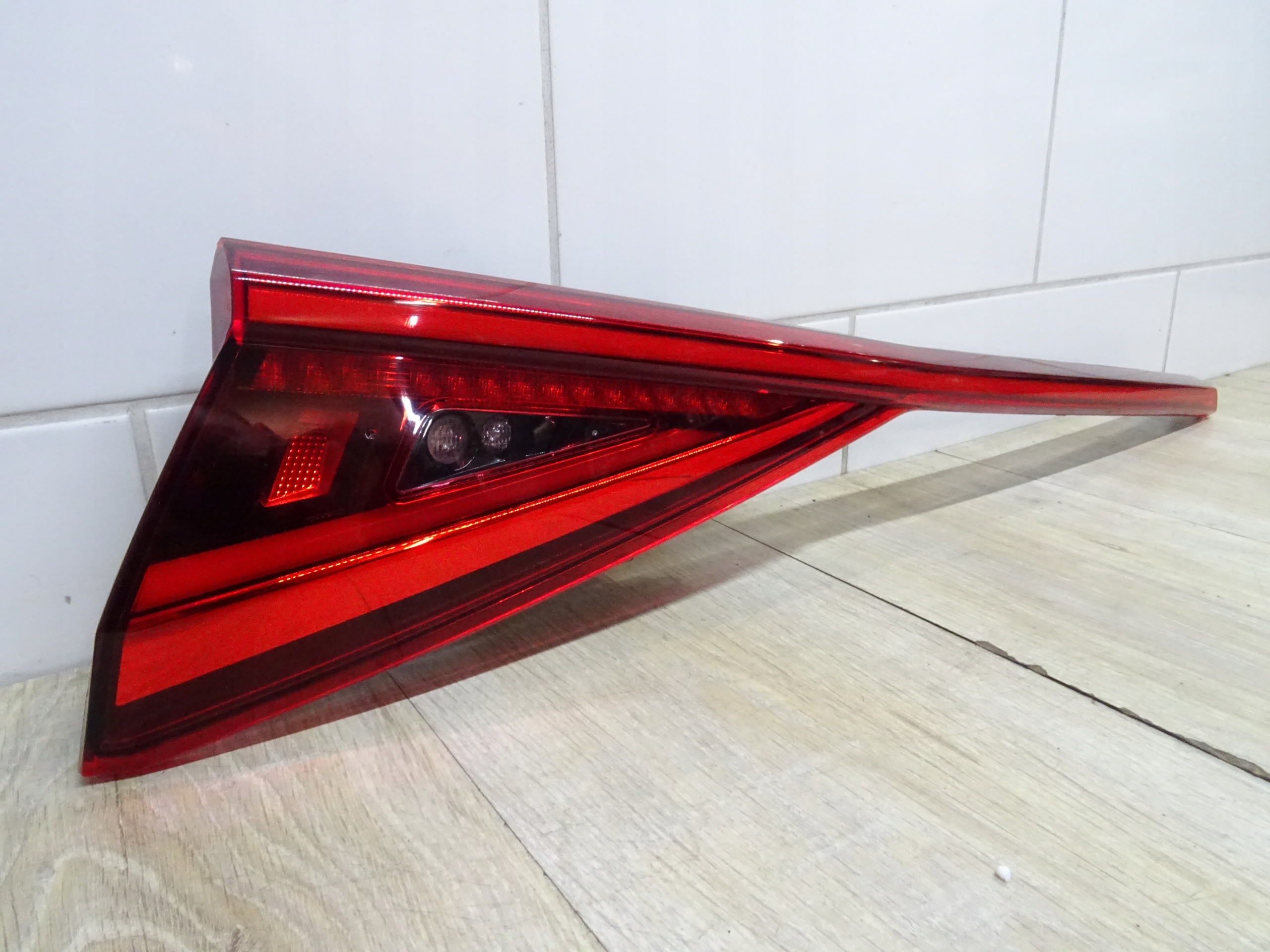 LAMPA LEWA TYŁ KLAPY SEAT TARRACO LIFT 5FJ945095