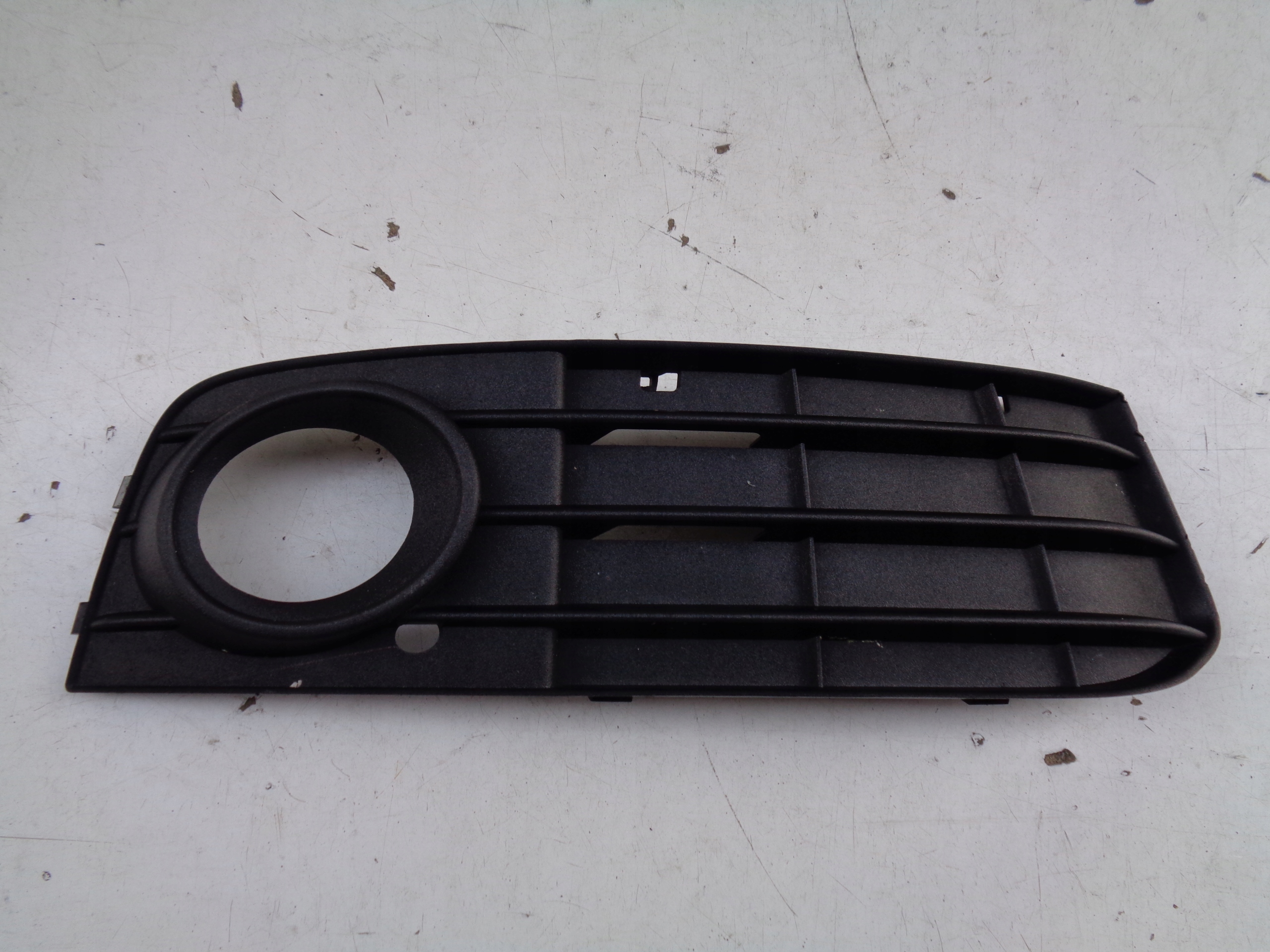 grid of a bumper right AUDI A4 B8 8K 8K0 07-11