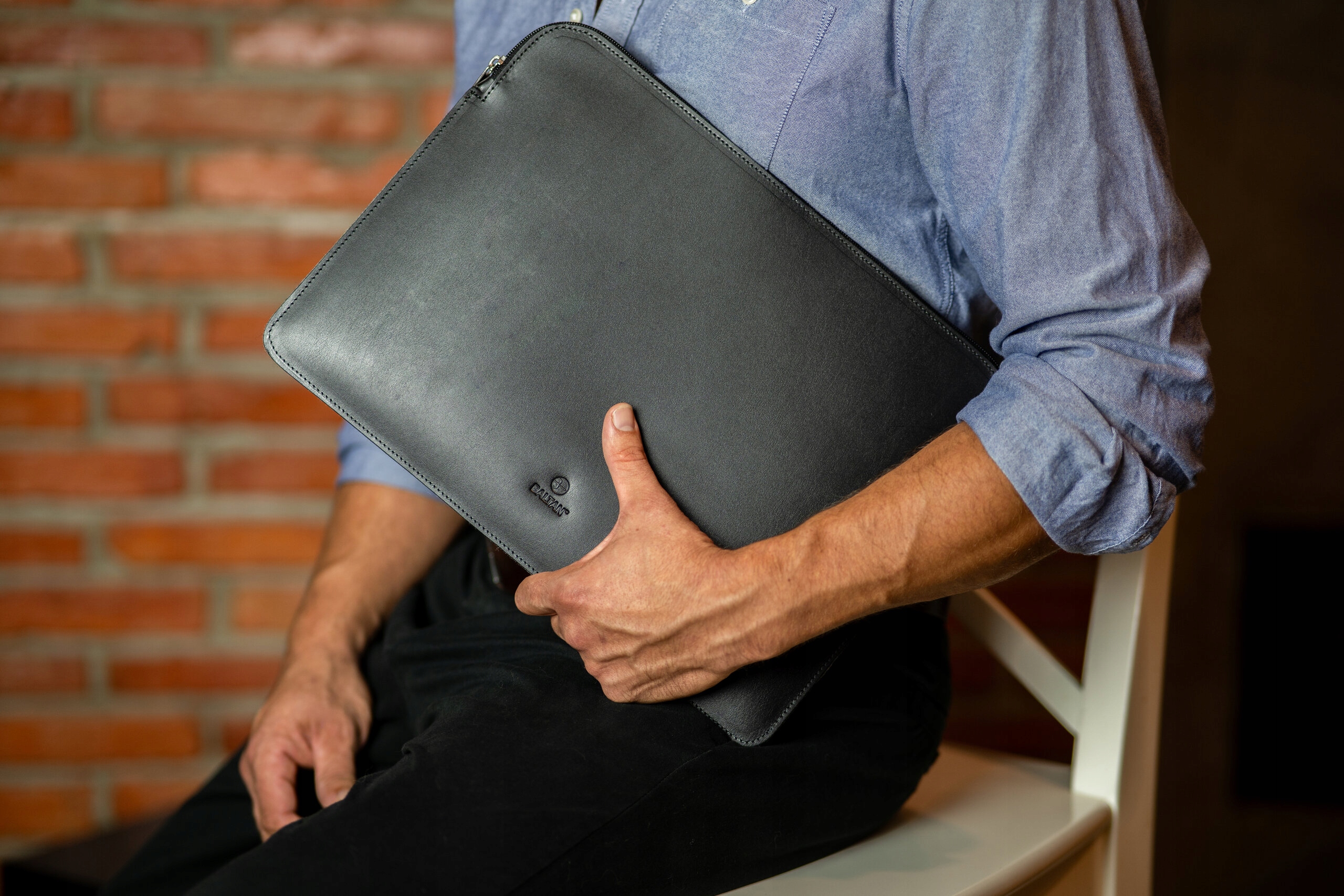 BALTAN Etui skórzane z zamkiem do MacBooka Pro 14" czarne — 10