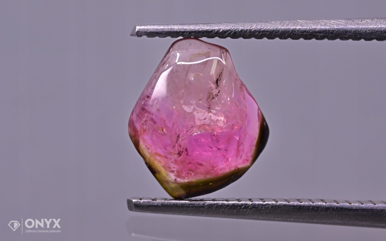 Turmalín konvexní nepravidelná destička 8x7 mm