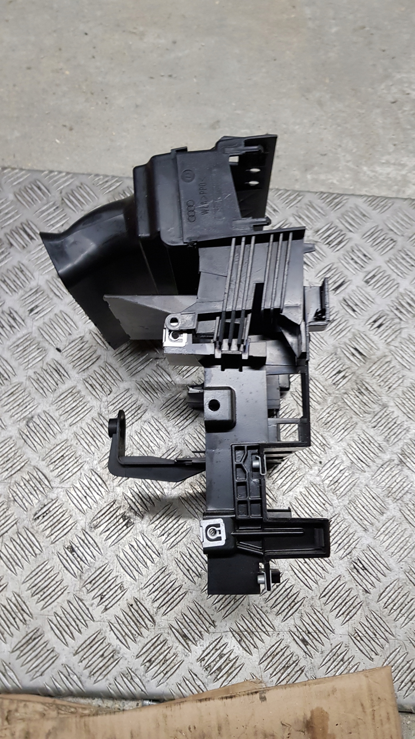 AUDI A8 D2 RAMKA RADIA KOSZYK KIESZEŃ 4D0857007 Model A8 D2