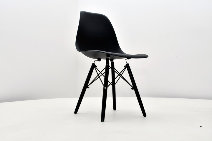 stół 80x80 rozkładany + 4 krzesła kubełkowe Marka Sandow