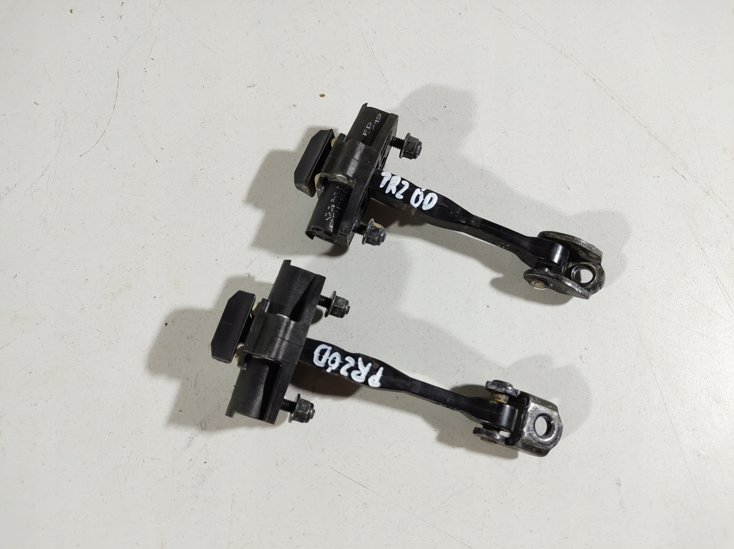 VOLVO V60 18R-ограничитель передней двери