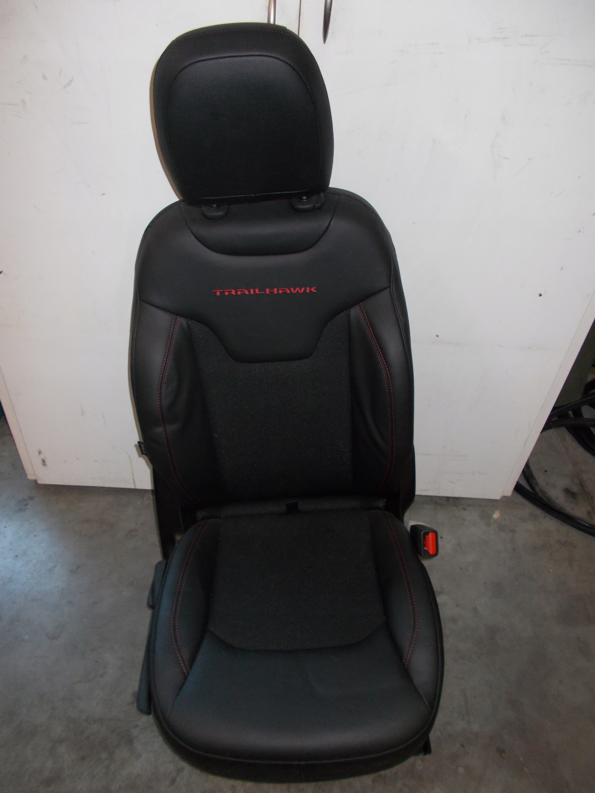 СТІЛЕЦЬ ПЕРЕДНІЙ ПРАВИЙ JEEP КОМПАС TRAILHAWK 2018-