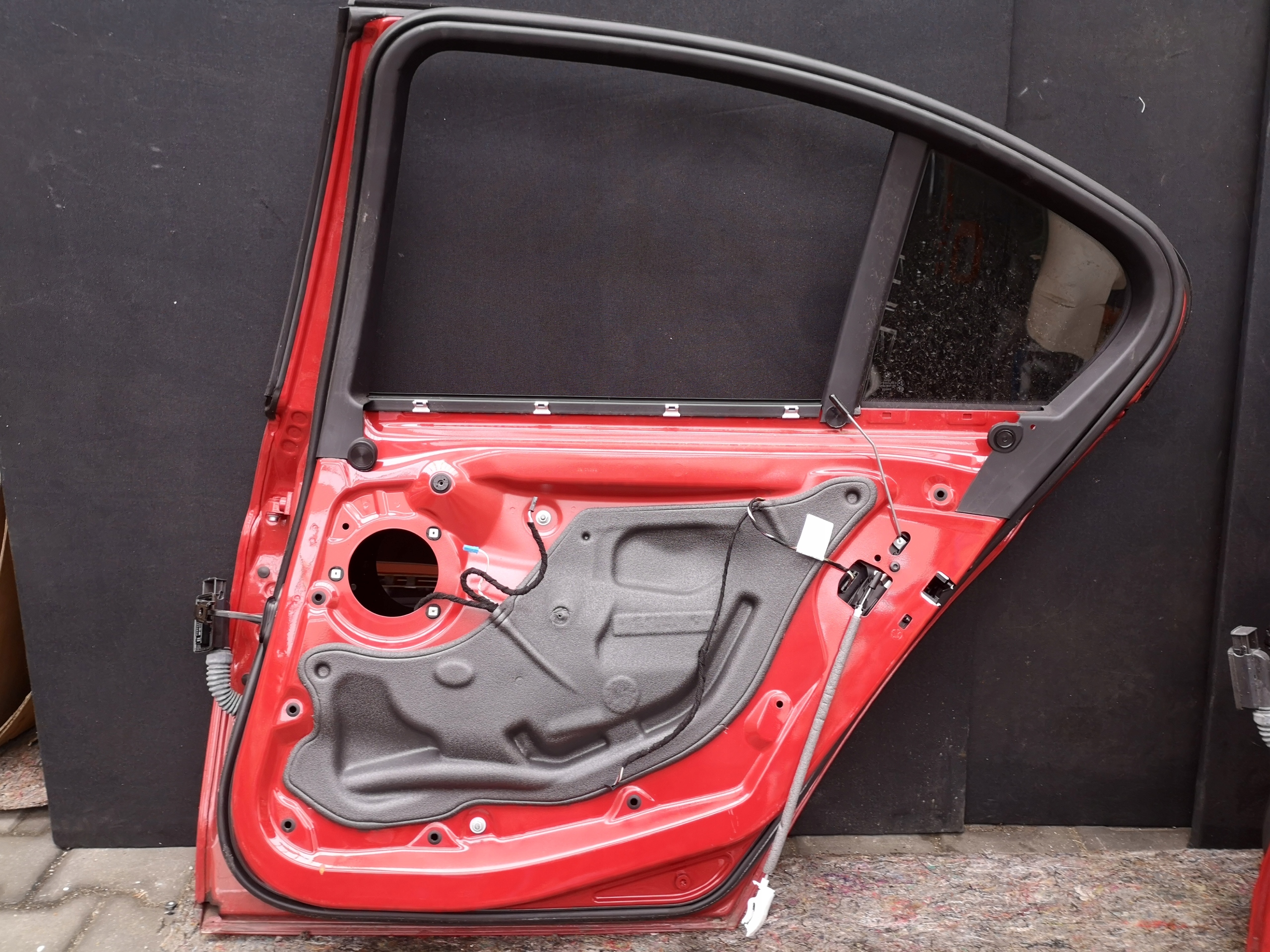 DRZWI PRAWY TYŁ BMW F30 A75 MELBOURNE ROT Strona zabudowy tył - lewa