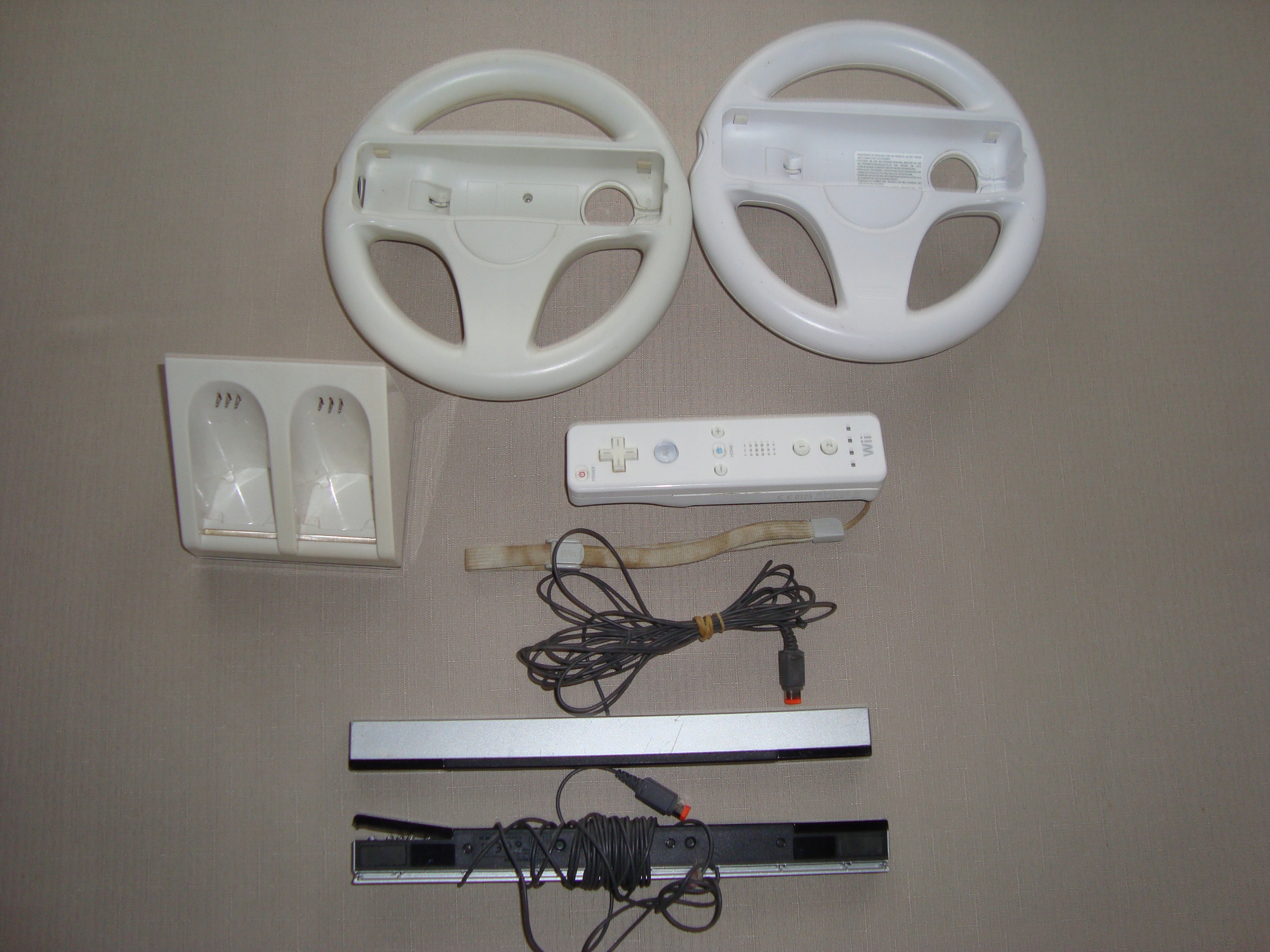 Konsola Nintendo Wii z akcesoriami 2x wiloty, 2x nunchuck