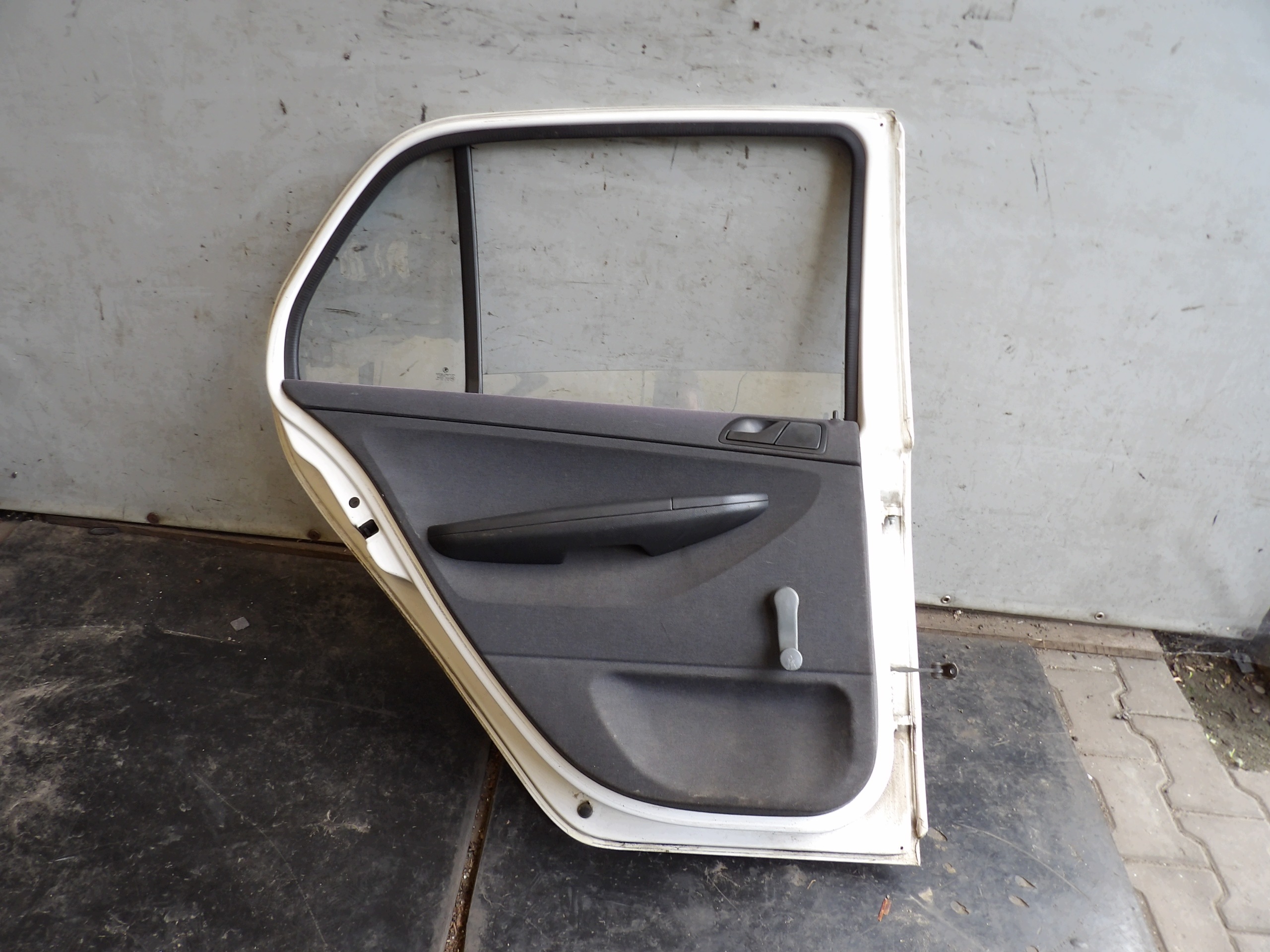 Skoda Fabia and door rear. left 1026 HB