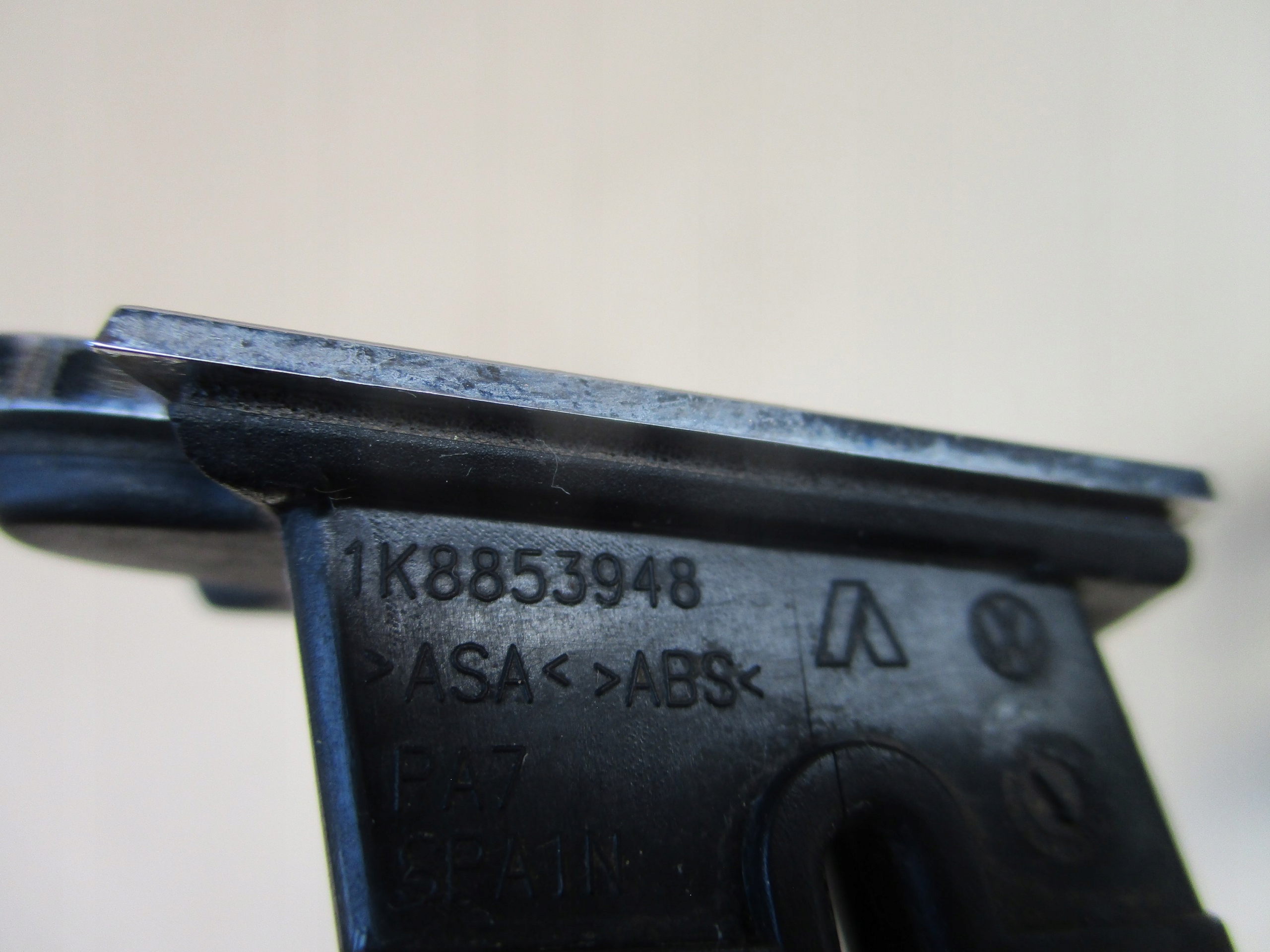 EMBLEMAT LOGO ATRAPY VW SCIROCCO LIFT R R LINE 1K8853948 Marka Volkswagen